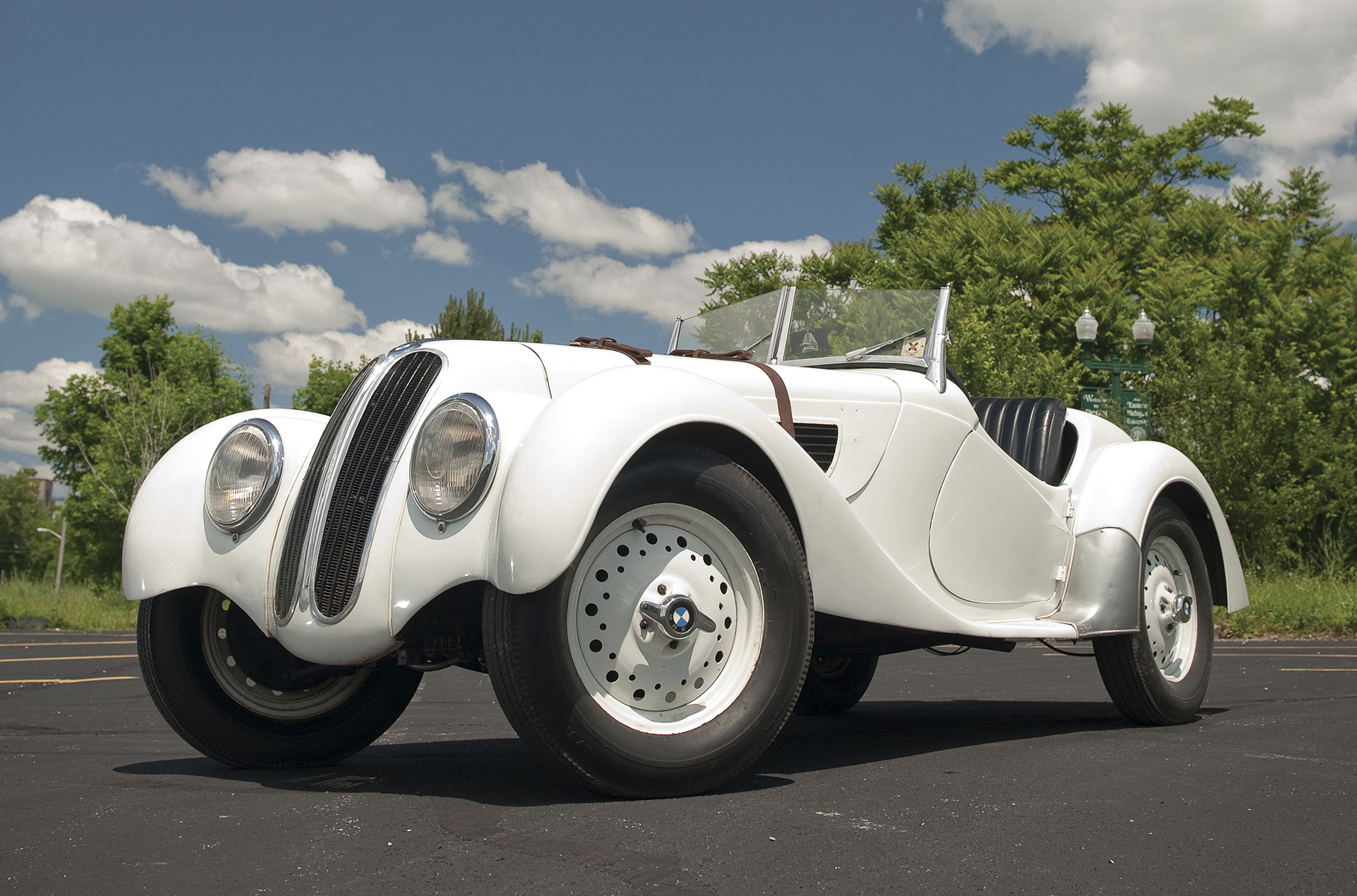 Интересный факт: изначально маркировка «328» принадлежала родстеру 1936–1940 годов и никак не увязывалась с рабочим литражом. Под узким изящным капотом стоял рядный шестицилиндровый двигатель с одним нижним распредвалом и объемом 2,0 литра. Мощность — 80 л.с. Максимальная скорость — 150 км/ч. BMW 328 великолепно проявила себя в разных гонках. В ее послужном списке более сотни побед в своем классе за один только 1937-й. Она блистала на RAC Tourist Trophy, Mille Miglia и в «24 часах Ле-Мана». Построено 464 штуки.