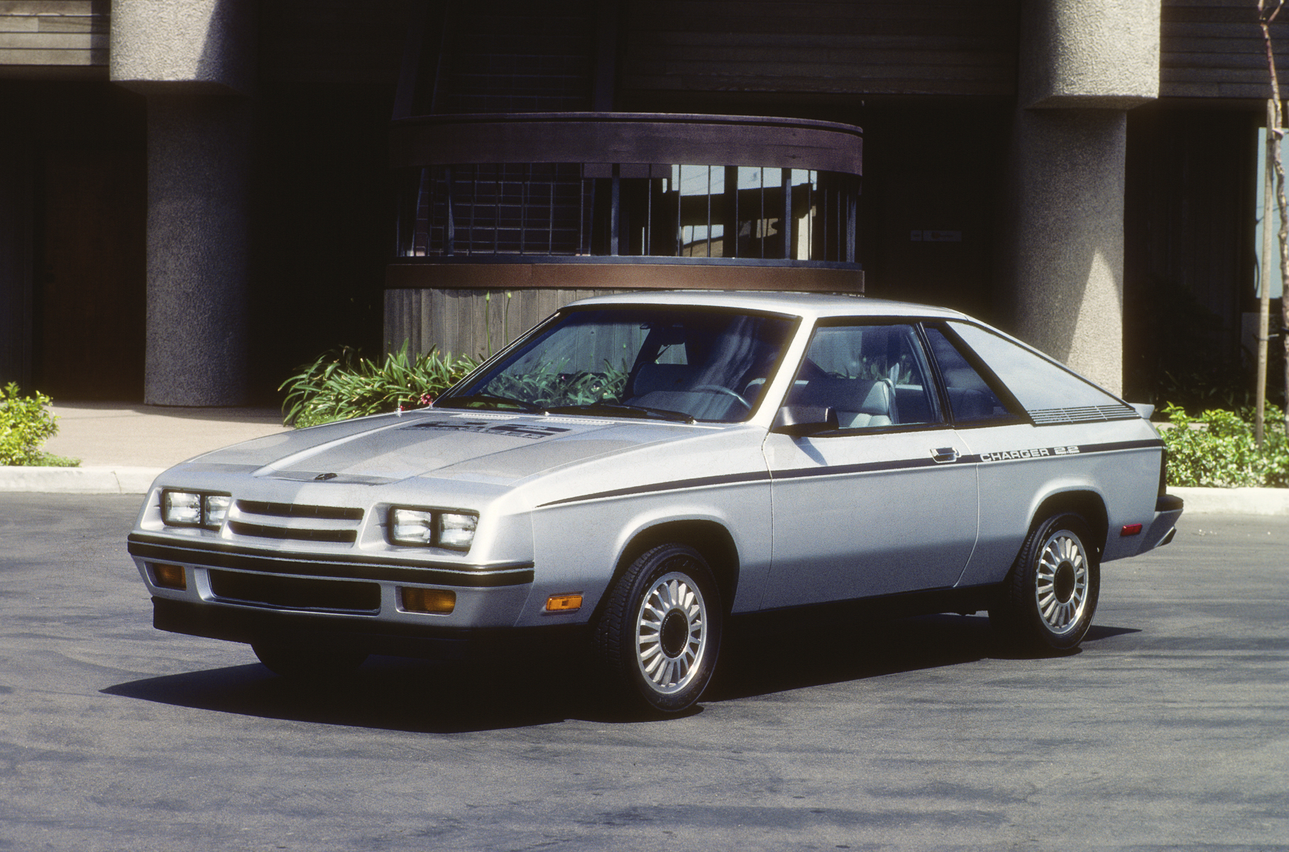 Сперва он был «спортивной» вариацией Dodge Omni 024 c 2,2-литровым атмосферником (84 л.с.). Несколько лет спустя всю линейку окрестили Charger.