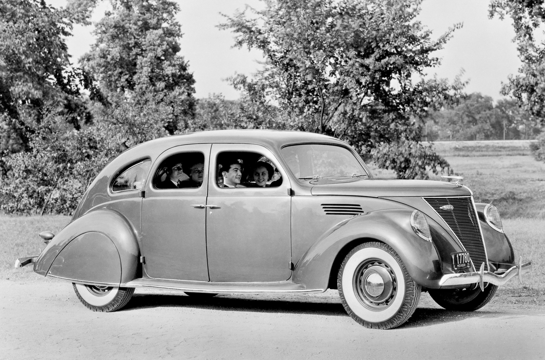 ## Lincoln Zephyr В 1936 году люксовая марка концерна Ford вскружила голову покупателям «зефиром в шоколаде» — аэродинамичными седанами, купе и кабриолетами. Неординарность заключалась в 4,4-литровом V12 (110 л.с.), сильно выделявшимся на фоне «восьмерок» конкурентов.