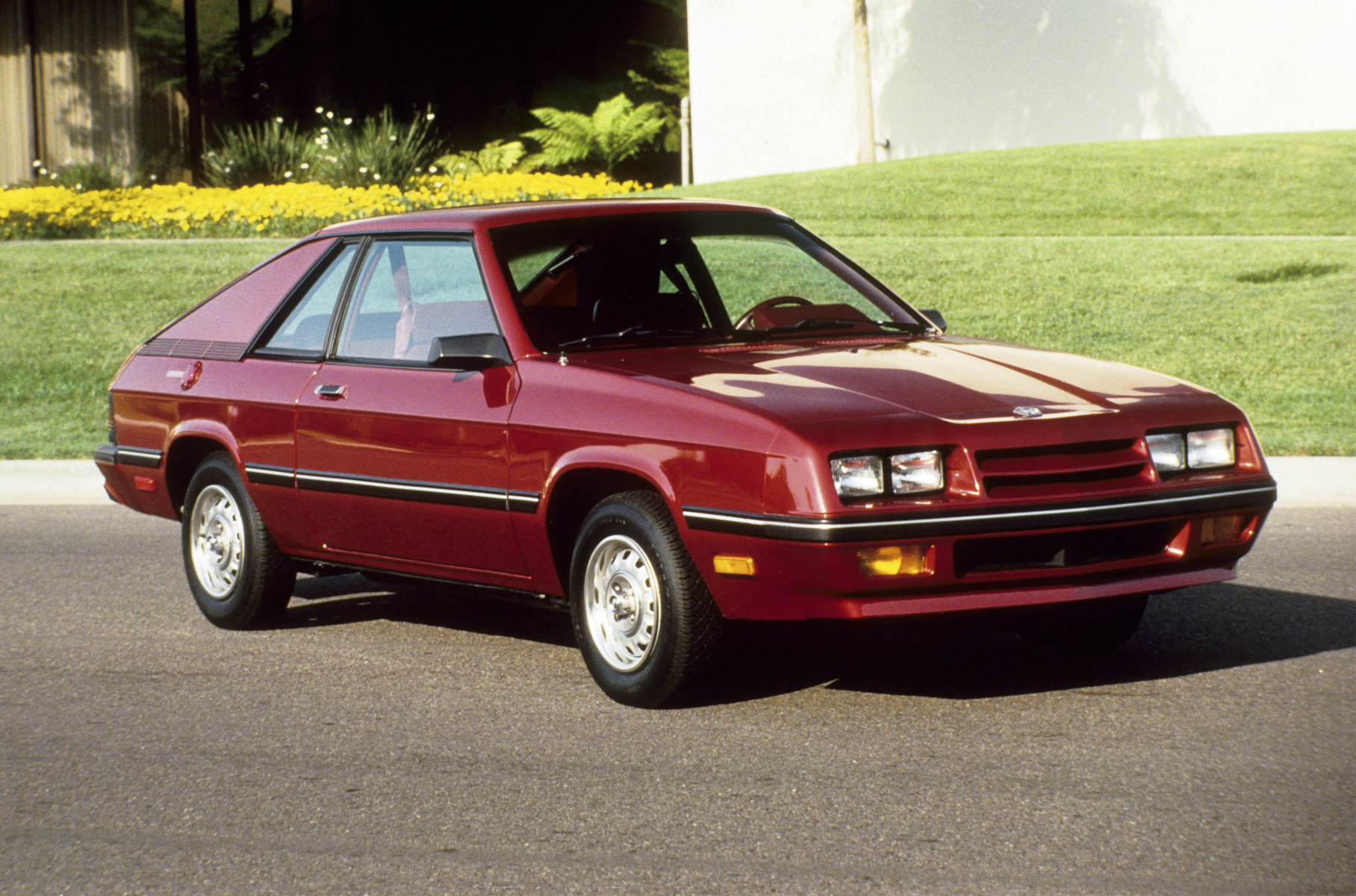 После драматичного завершения эпохи маслкаров Dodge превратил Charger в аналог люксового купе Chrysler Cordobа. А в 1981 году случилось неслыханное: некогда легендарный уличный боец обернулся маленьким переднеприводным фастбеком.