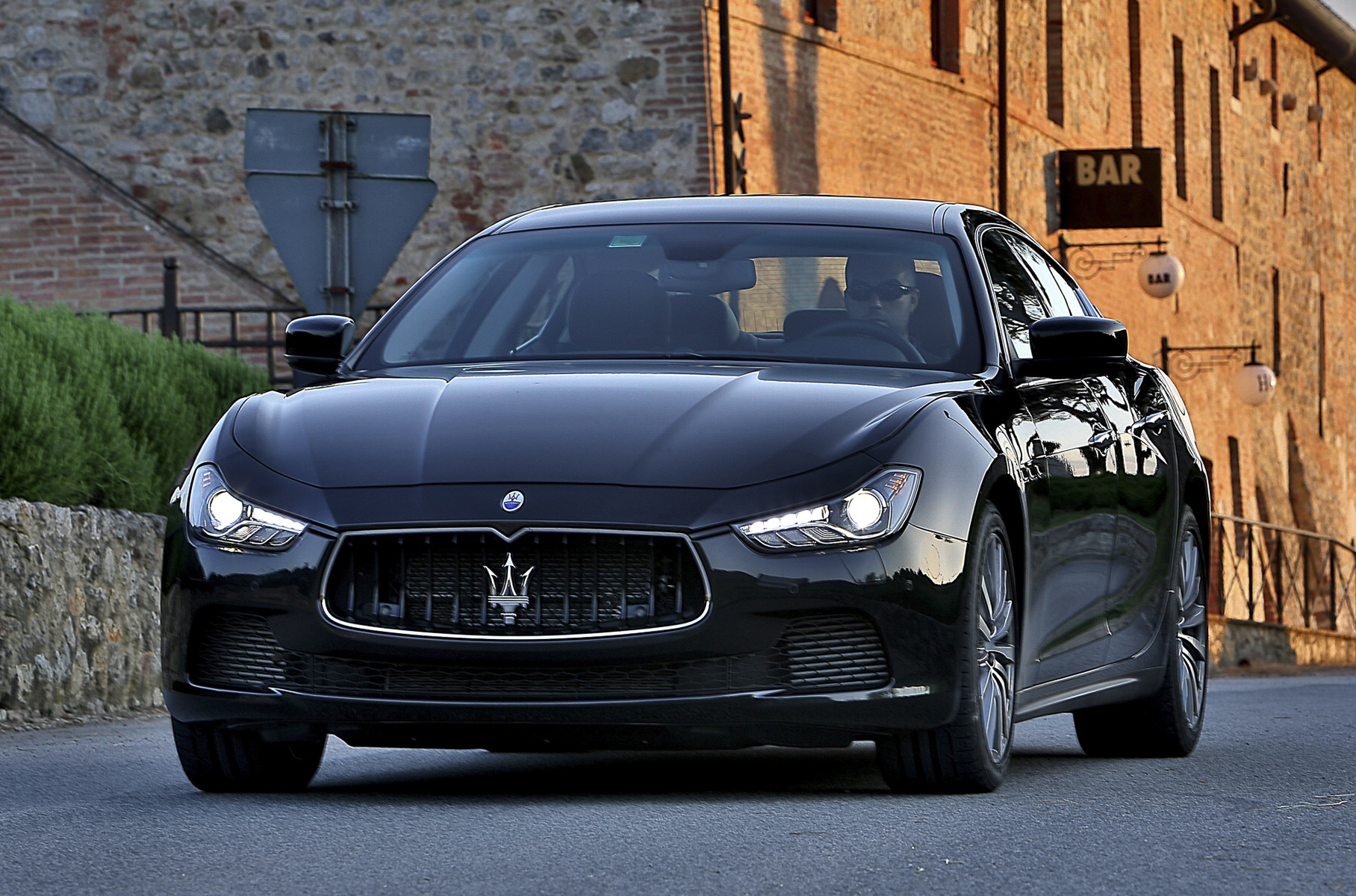 ## Maserati Ghibli Автобренды с богатым прошлым любят смахивать пыль с легендарных имен. В одних случаях, как с Dodge Challenger, они трепетно восстанавливают историческую справедливость. В других пускаются в эксперименты и начинают новую эпопею. Так поступила Maserati, вернувшая название Ghibli для среднеразмерного седана классической компоновки с наддувными V6 и V8.