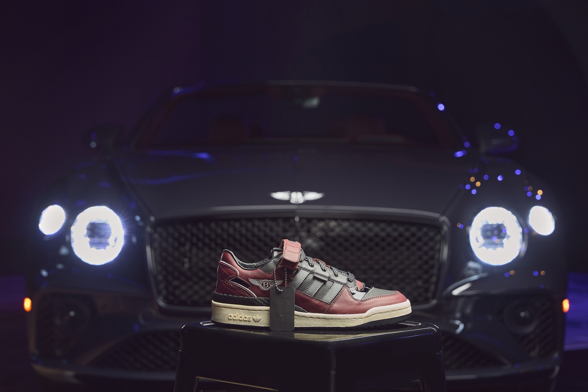 Bentley презентовала лимитированные кроссовки Adidas
