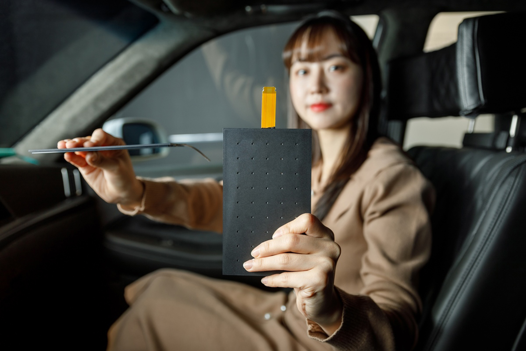 LG показала невидимые автомобильные динамики размером с паспорт