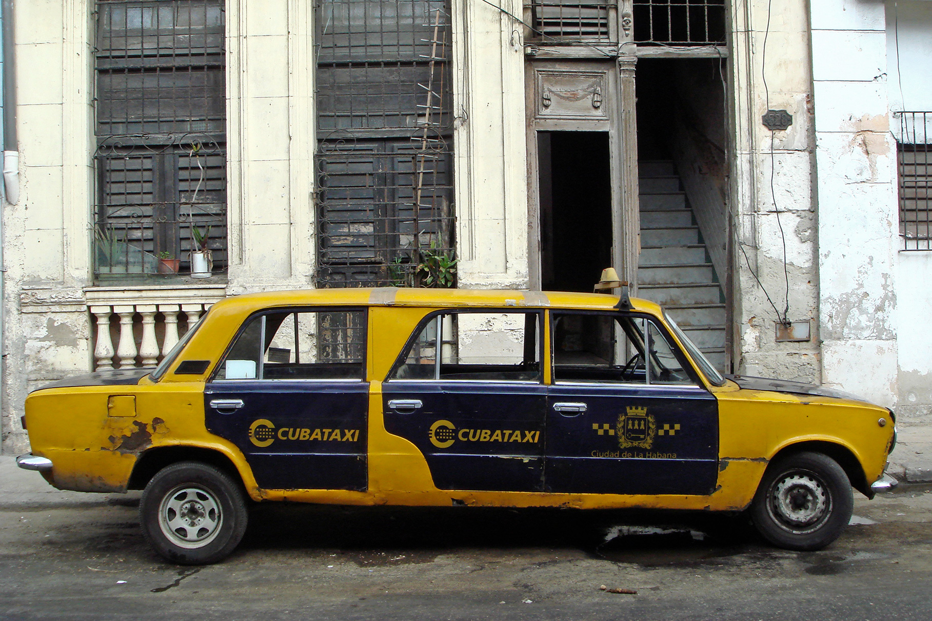 12-местные лимузины Lada на Кубе