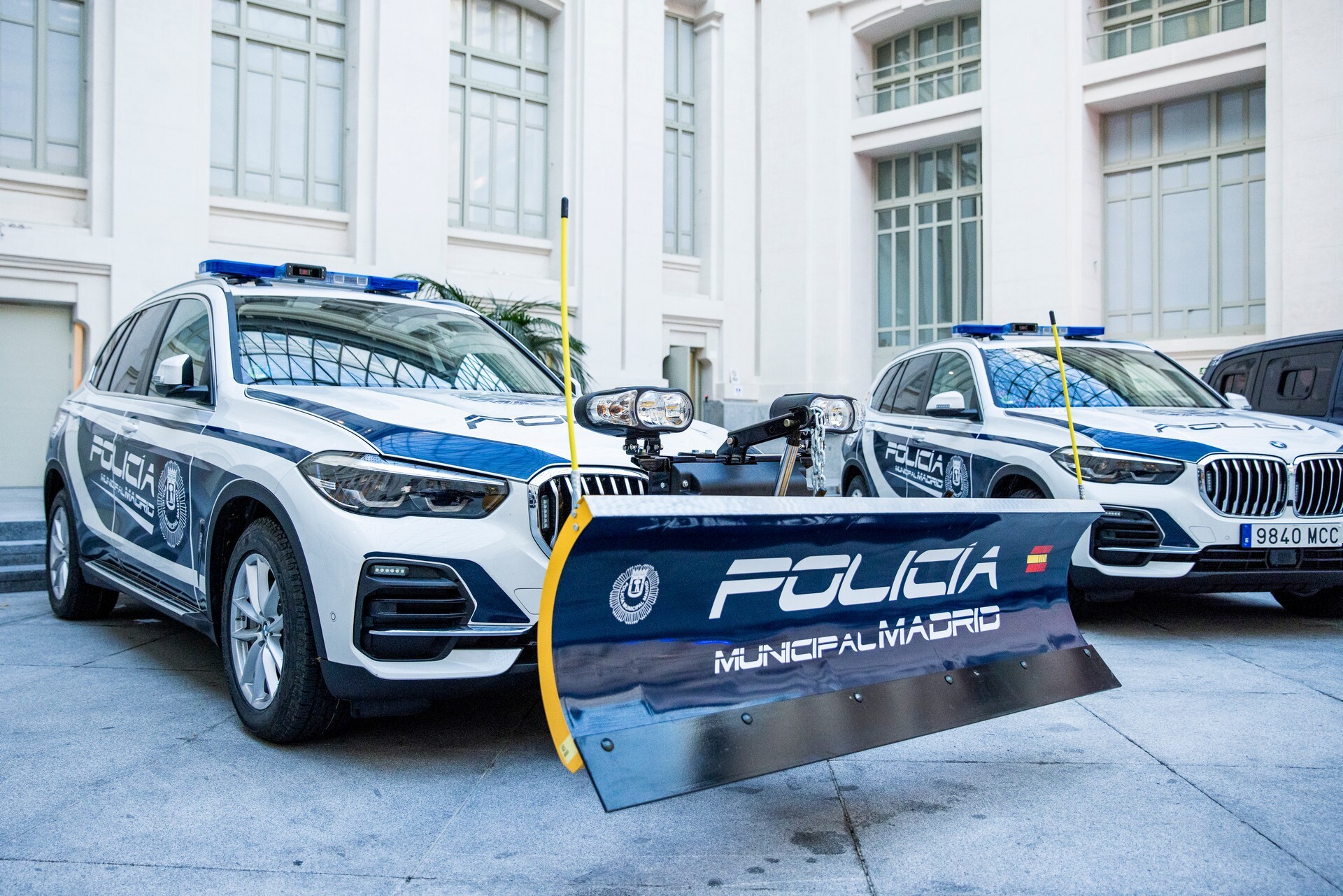 Полиция получила снегоуборщик на базе гибридного BMW X5