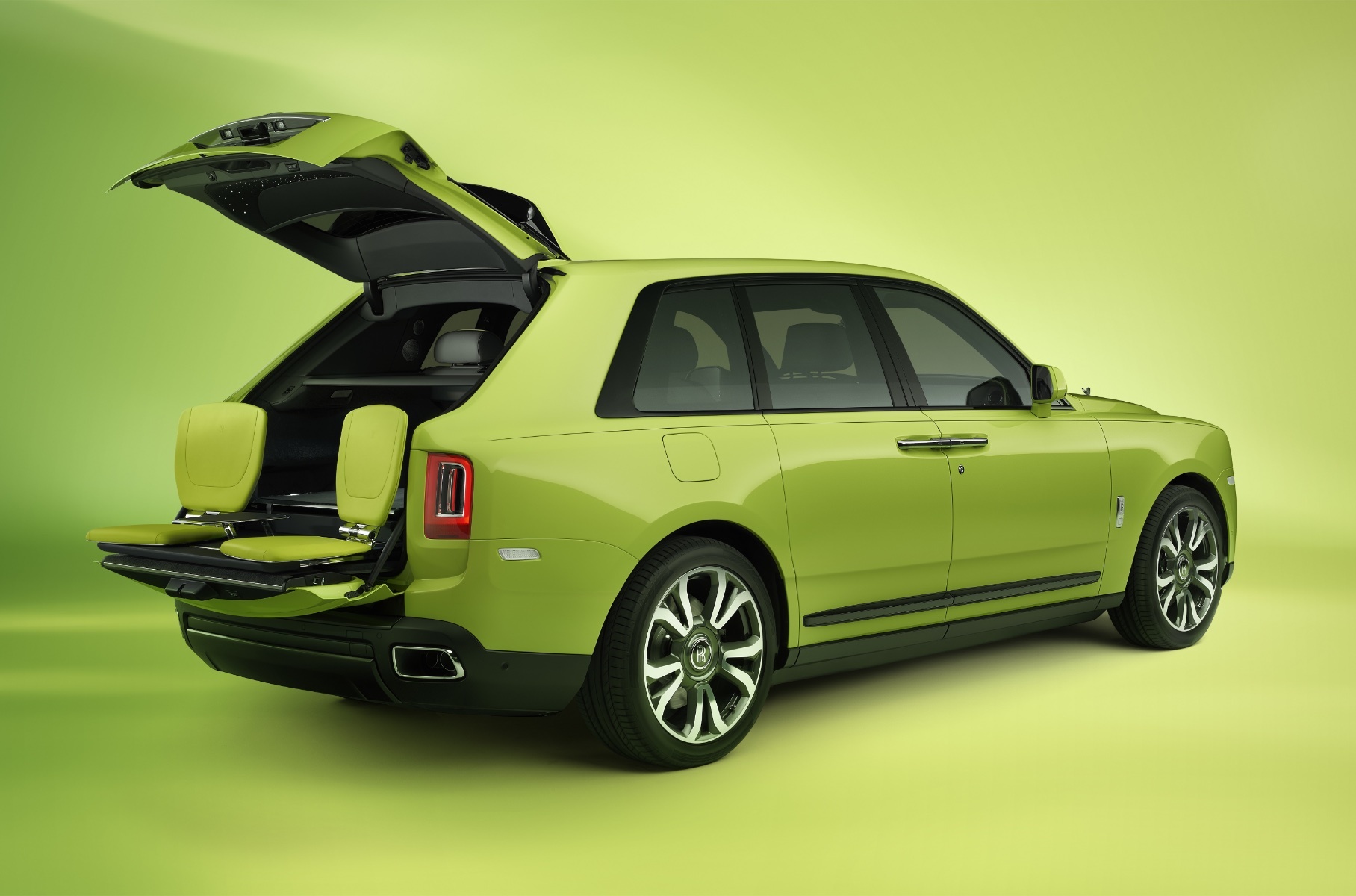 Rolls-Royce показал два «модных» Cullinan со «звездным небом» в багажнике