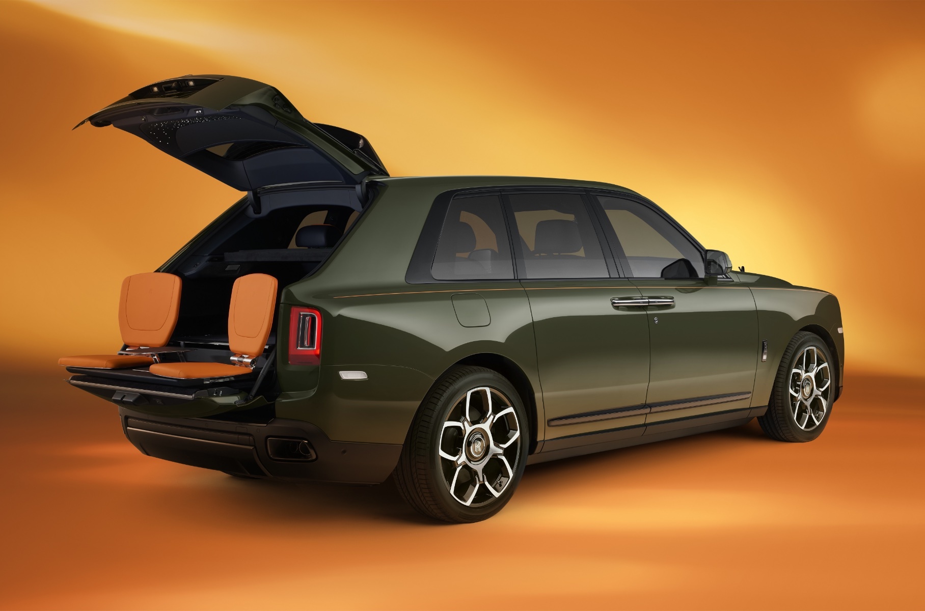 Rolls-Royce показал два «модных» Cullinan со «звездным небом» в багажнике