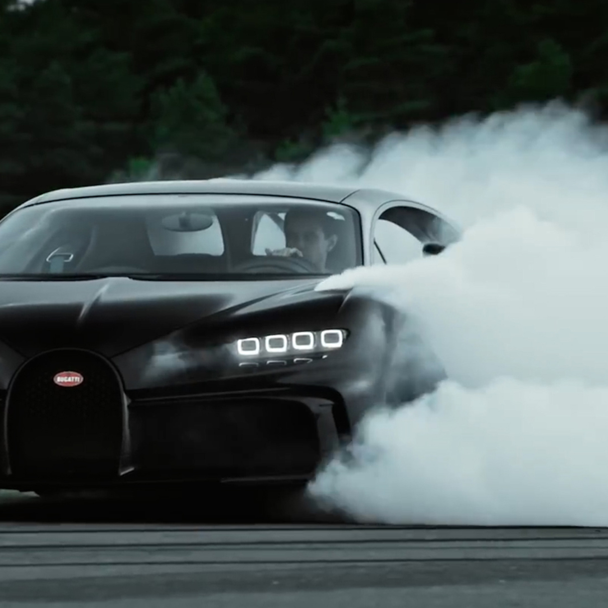 Видео: посмотрите на эффектный дрифт Bugatti Chiron Pur Sport — Motor