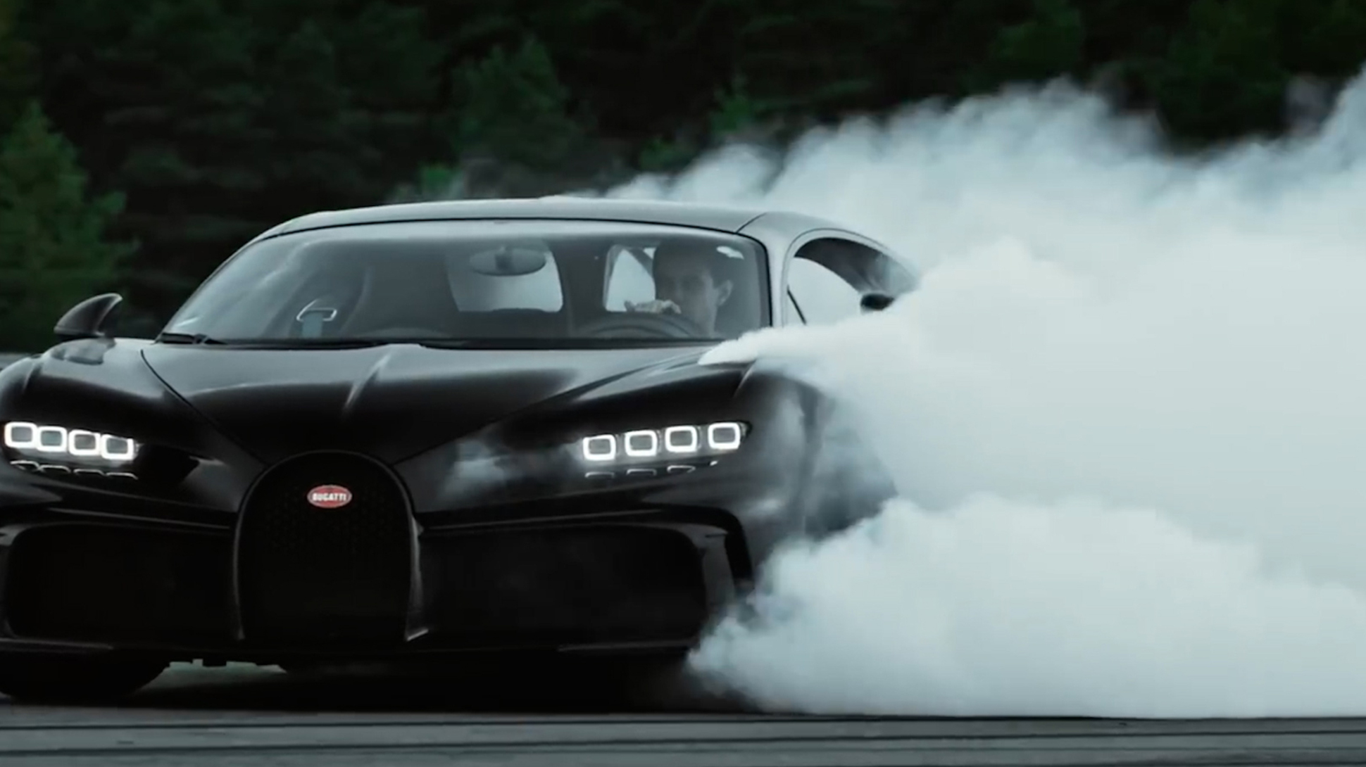 Видео: посмотрите на эффектный дрифт Bugatti Chiron Pur Sport — Motor