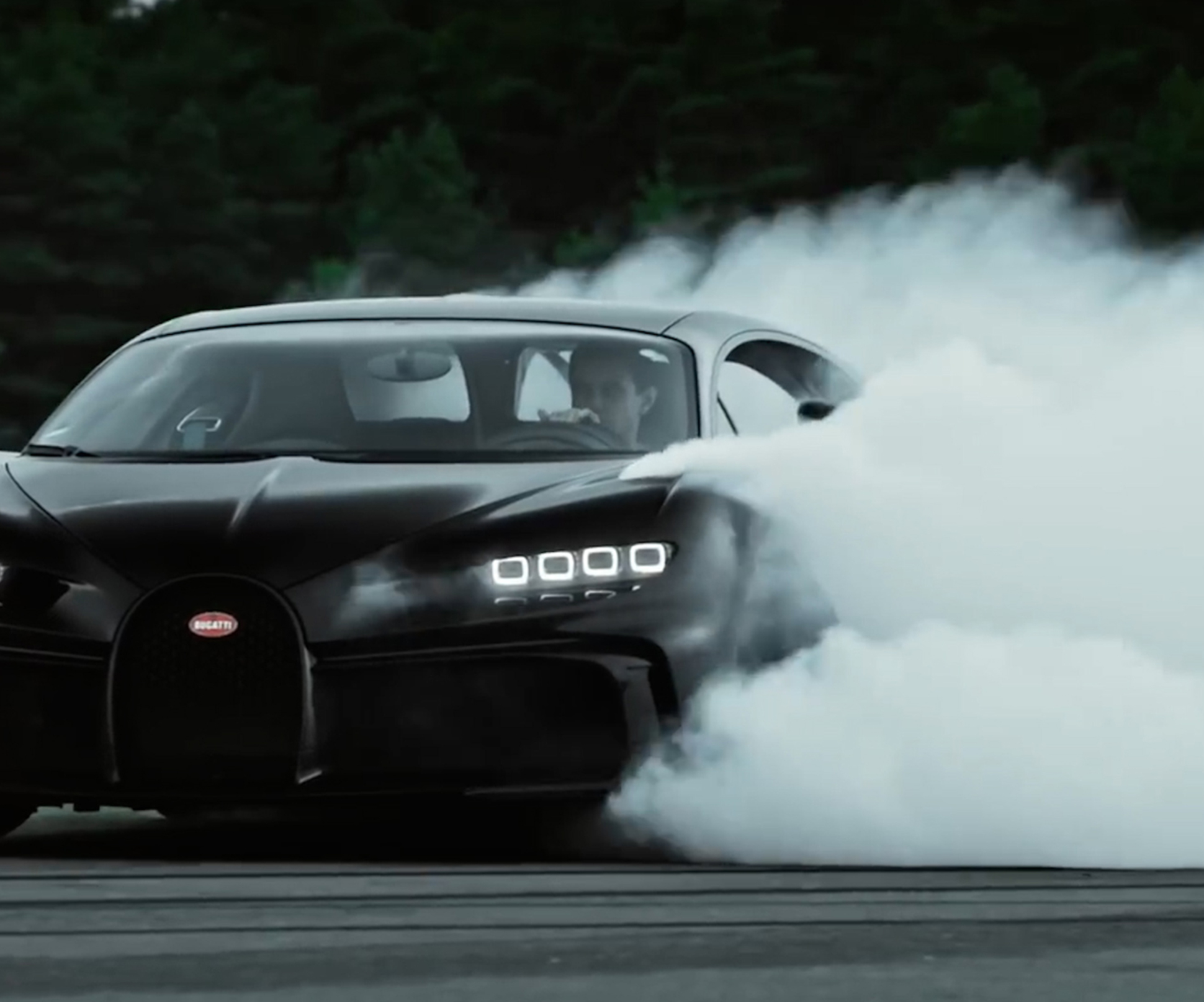 Видео: посмотрите на эффектный дрифт Bugatti Chiron Pur Sport — Motor