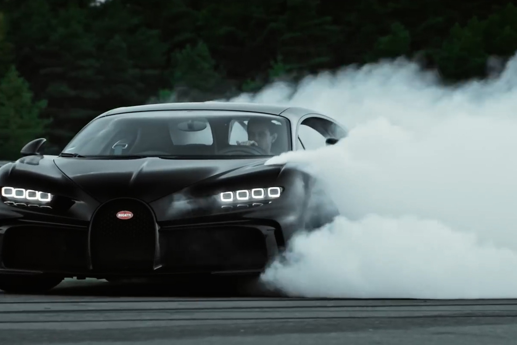 Видео: посмотрите на эффектный дрифт Bugatti Chiron Pur Sport — Motor