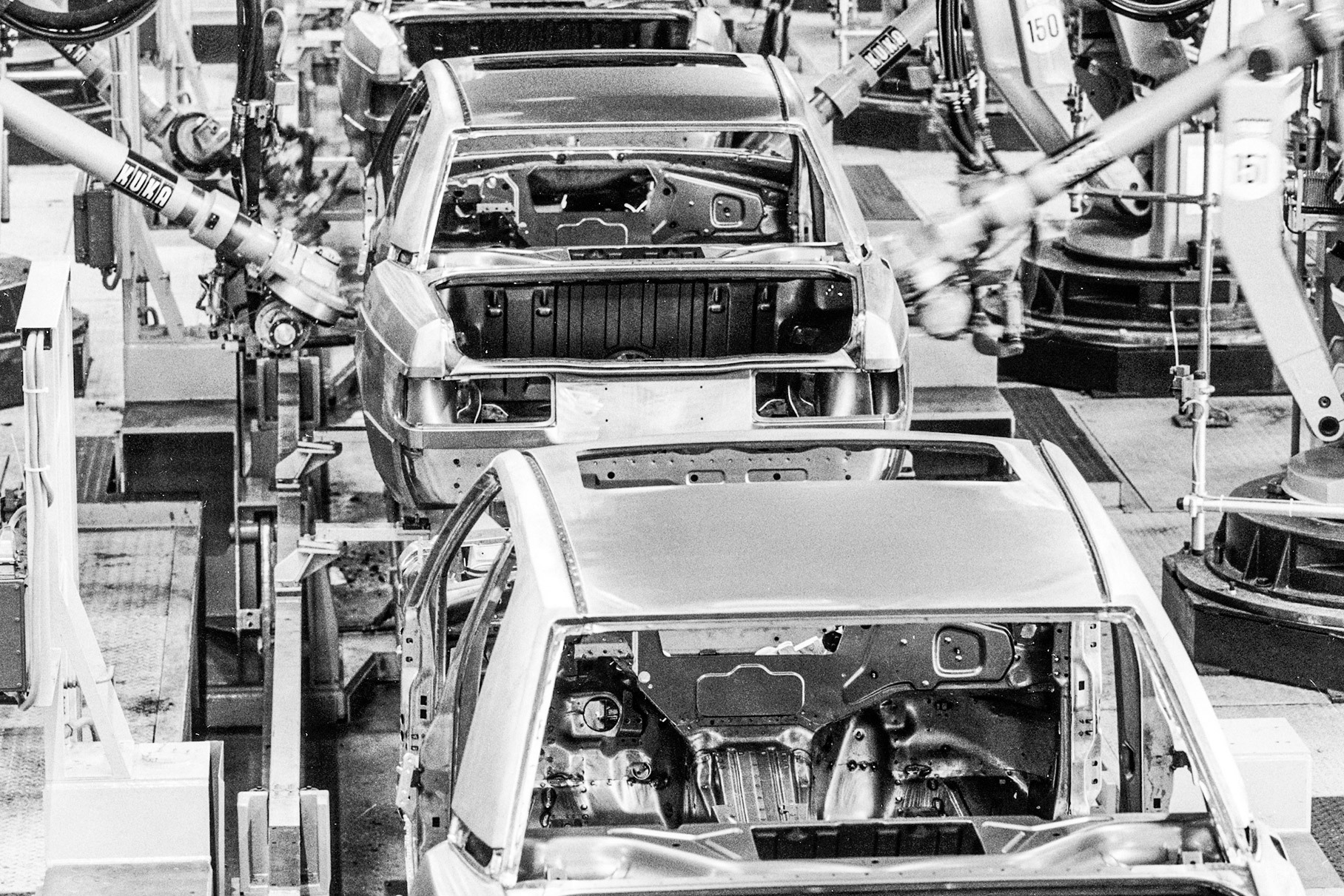 190-е на конвейере в Зиндельфингене, 1982 год. Для сварки боковин кузова с панелями пола и крышей уже тогда использовались роботы
