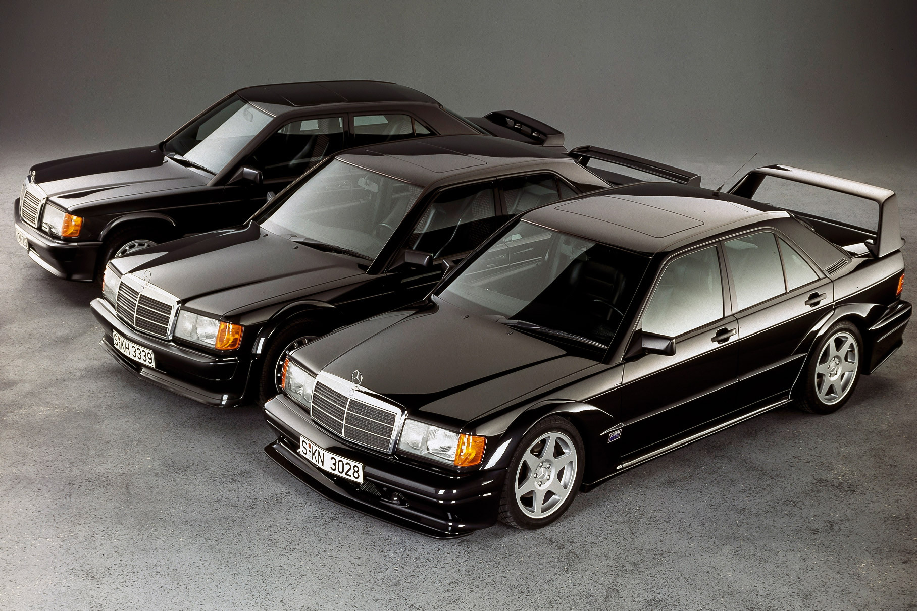 Заряженные «190-е» от дальнего плана к переднему: Mercedes-Benz 190 E 2.3-16 (он появился в 1984 году), 190 E 2.5-16 Evolution и культовый 190 E 2.5-16 Evolution II