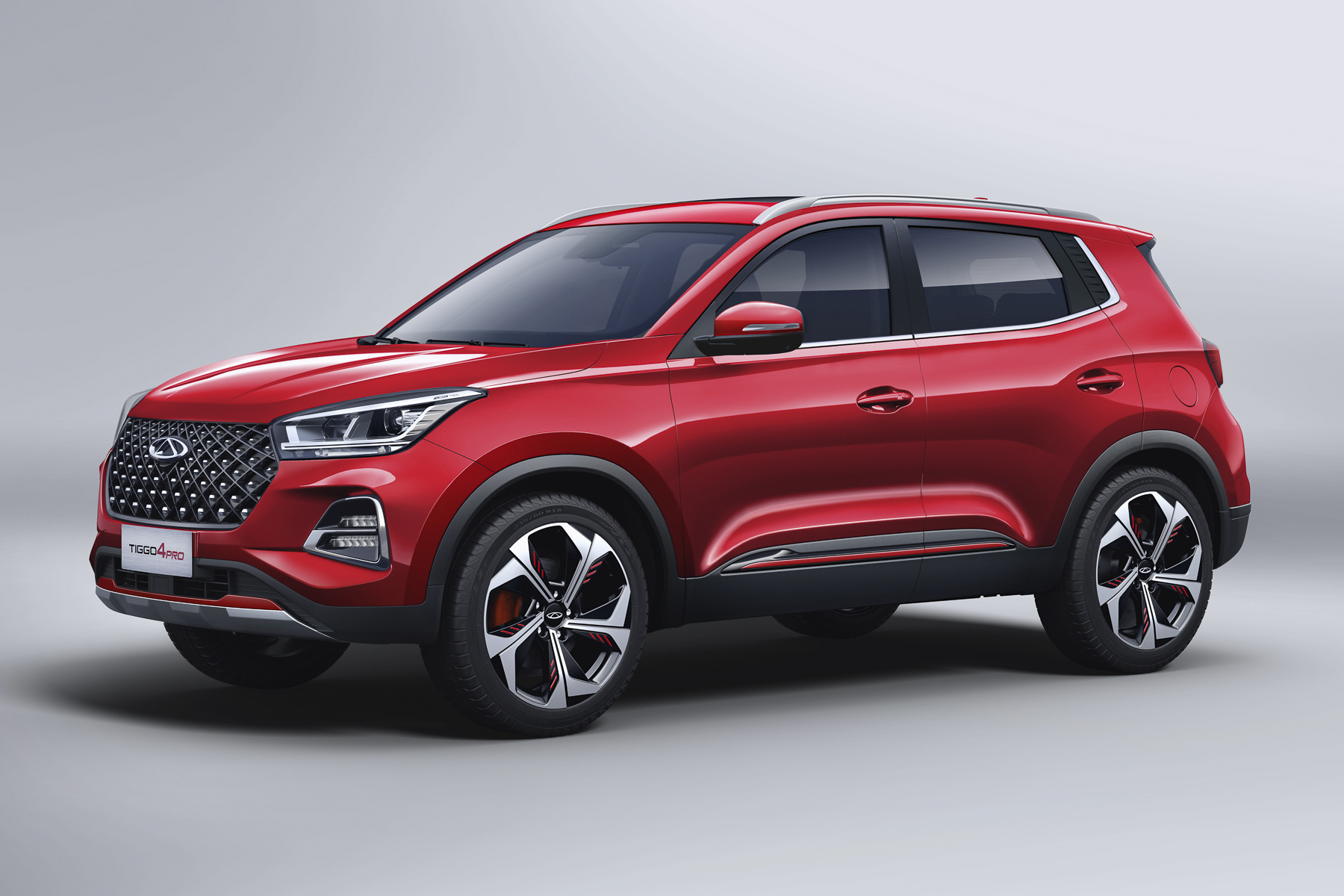 ### Chery Tiggo 4 Pro Вторая новинка Chery с приставкой Pro в 2022 году – это [Tiggo 4 Pro](https://motor.ru/news/chery-tiggo-4-pro-style-08-09-2022.htm ), он же обновленный Tiggo 4. Пока оба компактных кроссовера продаются параллельно, но в обозримом будущем Tiggo 4 Pro вытеснит обычную «четверку» из гаммы. В зависимости от комплектации, Tiggo 4 Pro оснащается либо двигателем объемом 1,5 литра на 113 лошадиных сил, либо наддувным мотором того же объема, который развивает 147 лошадиных сил. В обоих случаях предусмотрен новый для модели тип трансмиссии – вариатор CVT9.