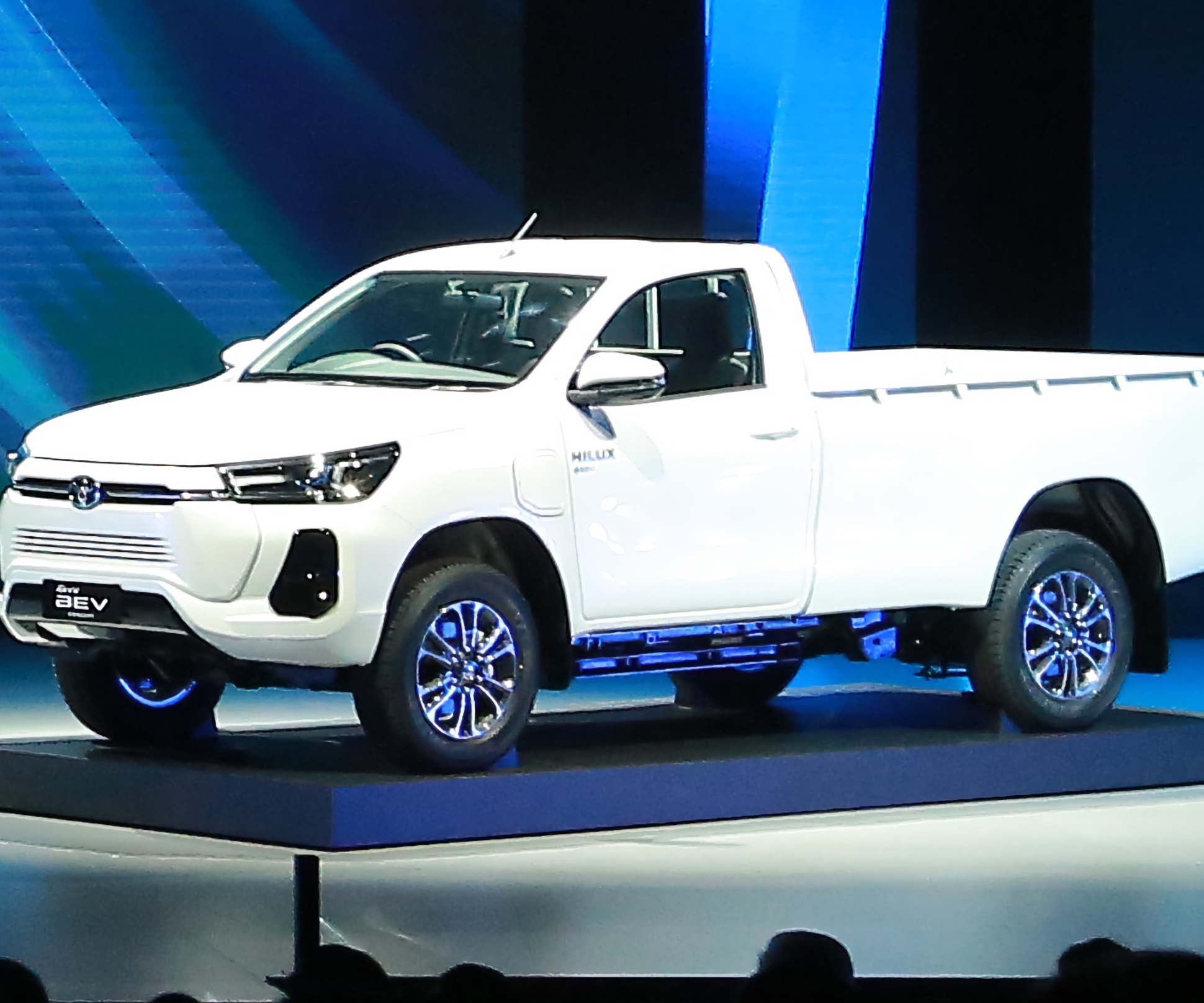 Toyota перевела пикап Hilux на электротягу — Motor