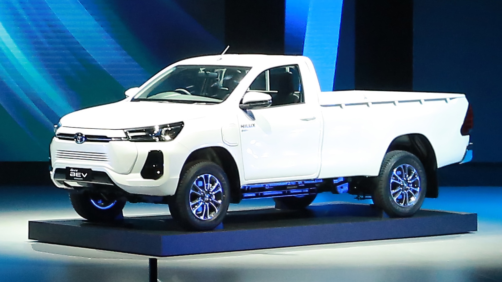 Toyota перевела пикап Hilux на электротягу — Motor