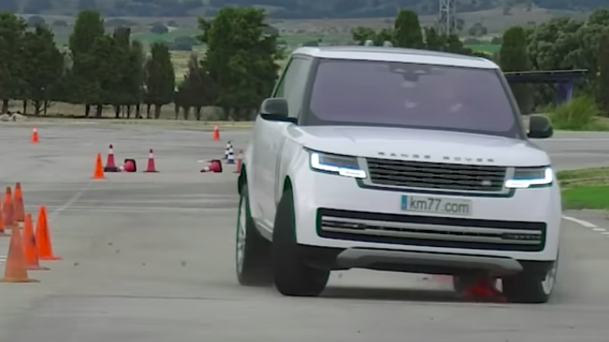 Видео: новый Range Rover с треском провалил «лосиный тест» — Motor