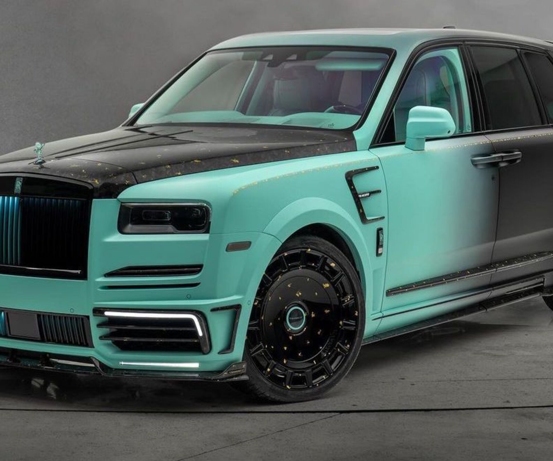 Mansory построила уникальный Rolls-Royce Cullinan — Motor