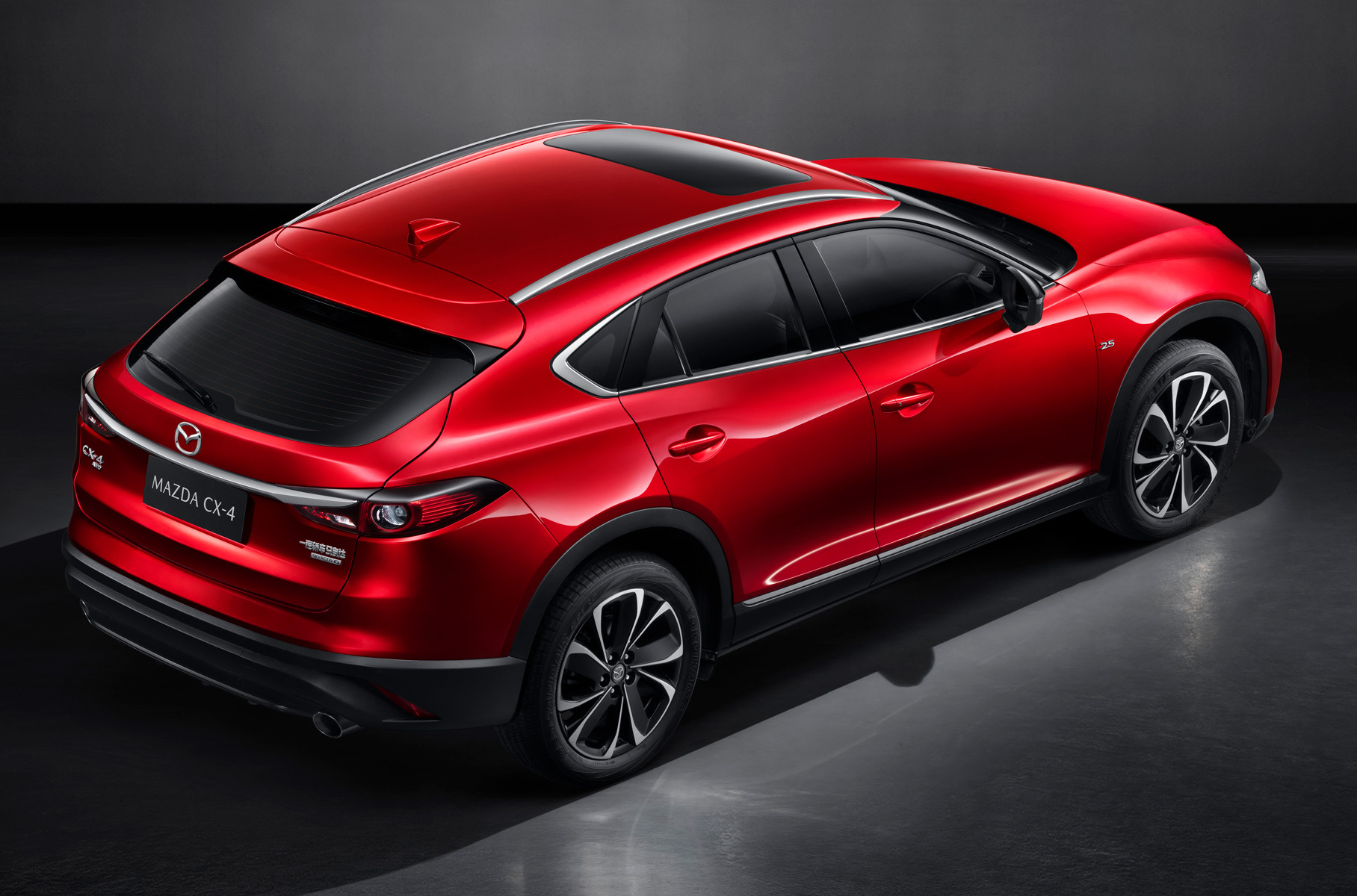 Модель позаимствовала платформу у СХ-5, но оказалась длиннее и ниже исходника. В Китае также доступна модификация с 2,5-литровым 192-сильным двигателем и всеми ведущими колёсами.