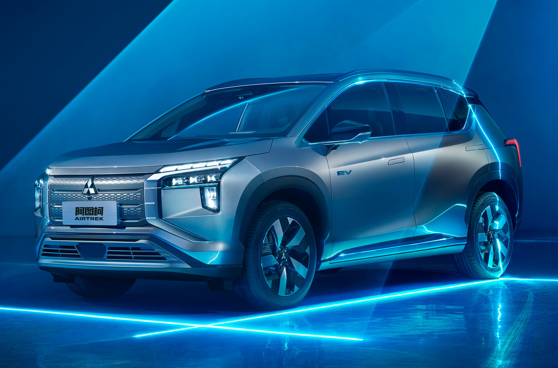 Модель разработана японской фирмой совместно с китайцами: технически это аналог GAC Aion V, а сборка налажена на заводе GAC-Mitsubishi.