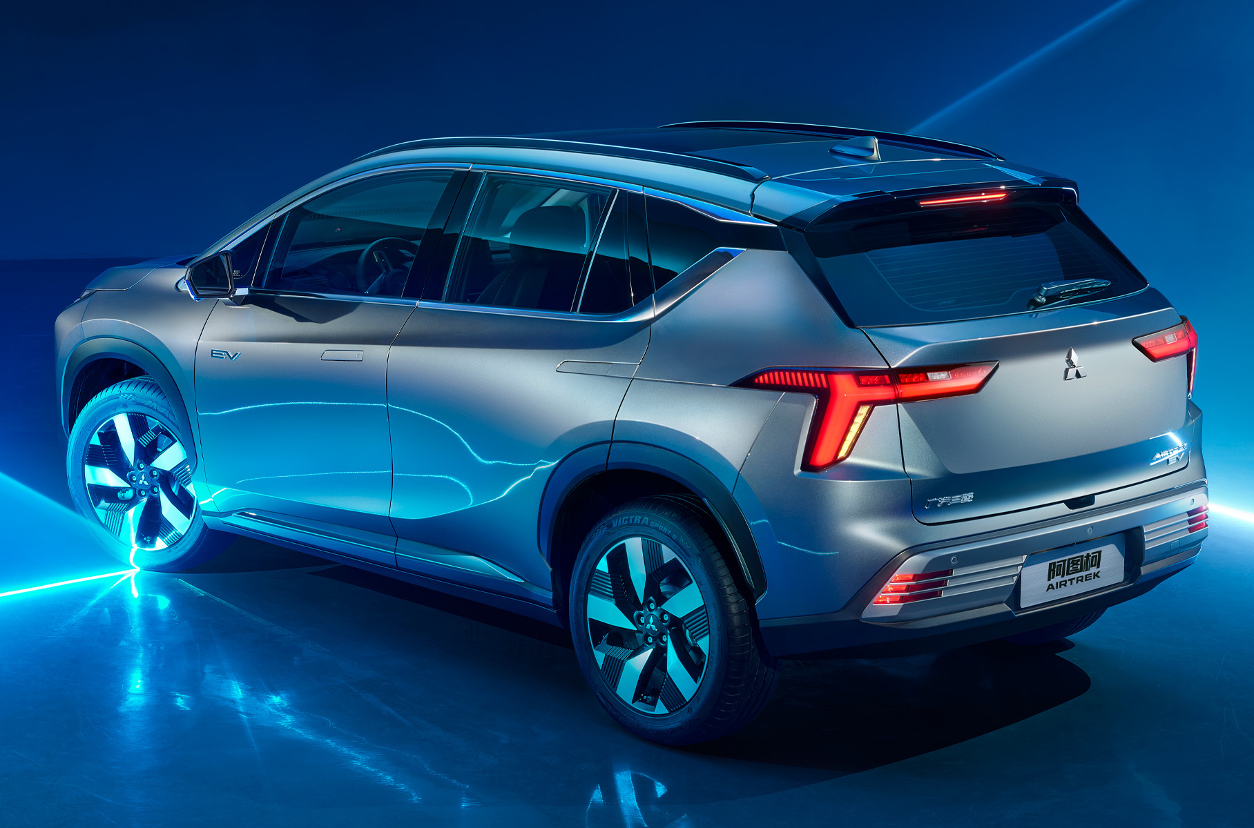 В списке оснащения — 19-дюймовые колёса, люк, 12,3-дюймовый тачскрин мультимедиасистемы и светодиодная головная оптика.