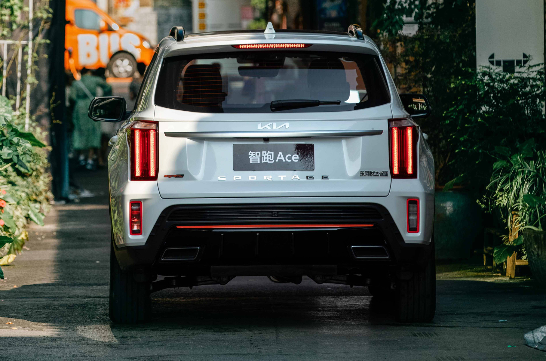 2,0-литровый 161-сильный «атмосферник» сочетается с шестидиапазонным «автоматом». Полного привода нет. В Поднебесной машина продаётся в нынешнем виде уже пару лет и называется Sportage Ace.