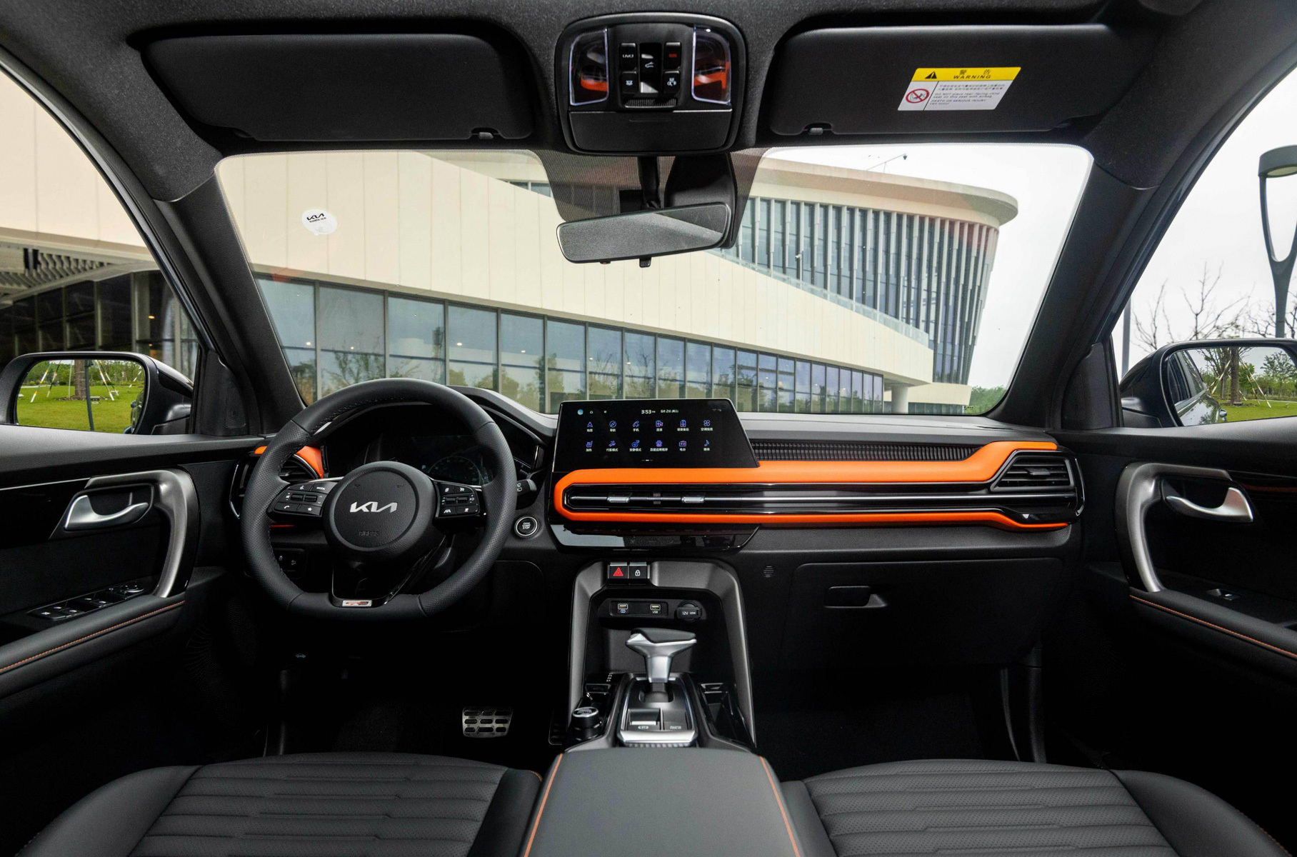 За 3 050 555 рублей предложена максимальная комплектация с адаптивным круиз-контролем, 10,25-дюймовым дисплеем мультимедиасистемы, люком, кондиционером, мониторингом слепых зон, адаптивной головной оптикой и так далее.