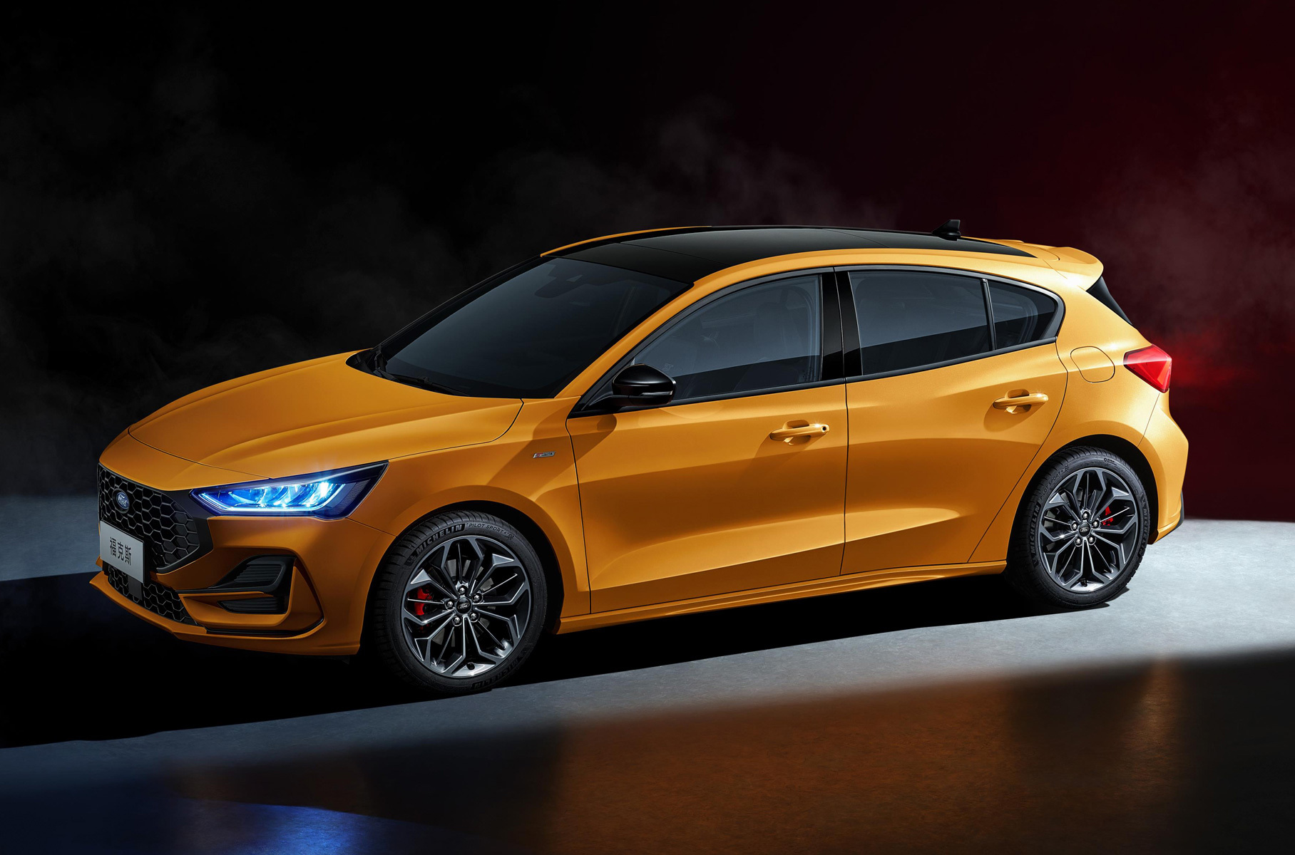 В зависимости от исполнения хэтчбек может быть оснащён виртуальными приборами, мультимедией, климатической установкой, панорамной крышей, системой выбора режимов езды и селектором трансмиссии, выполненным в виде «шайбы».