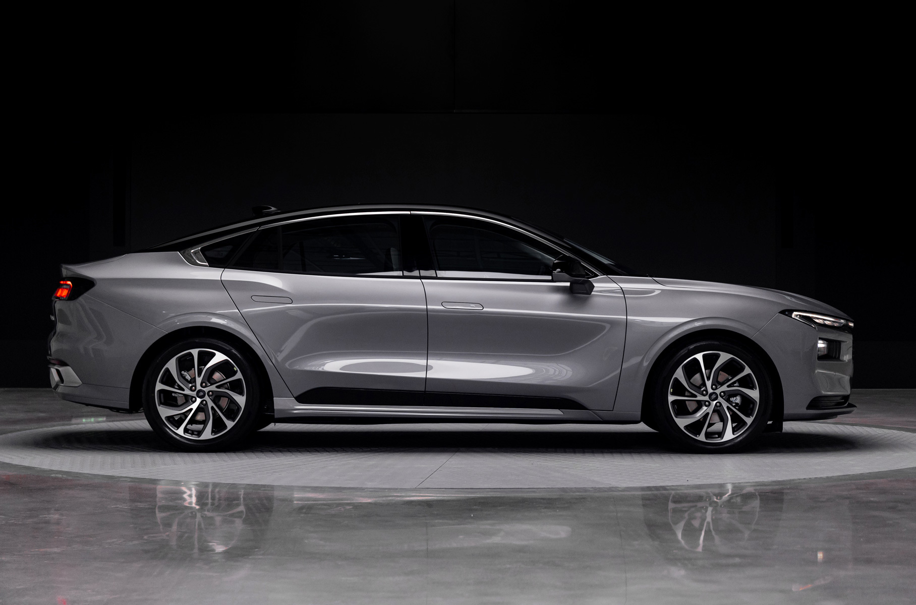 Теперь её выпускают исключительно в Китае. Автомобиль в начальной версии с 1,5-литровым 165-сильным мотором оценили в 2,7 миллиона рублей.