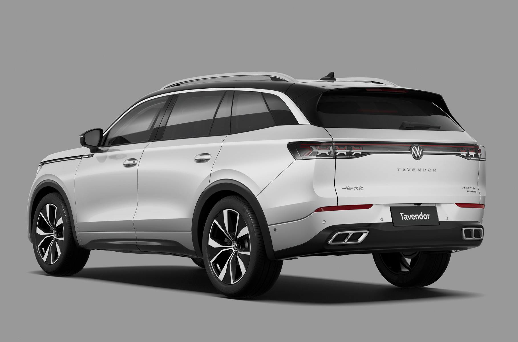 В пятиместном салоне — изогнутый блок с парой дисплеев, многофункциональный руль и компактный селектор управления трансмиссией.