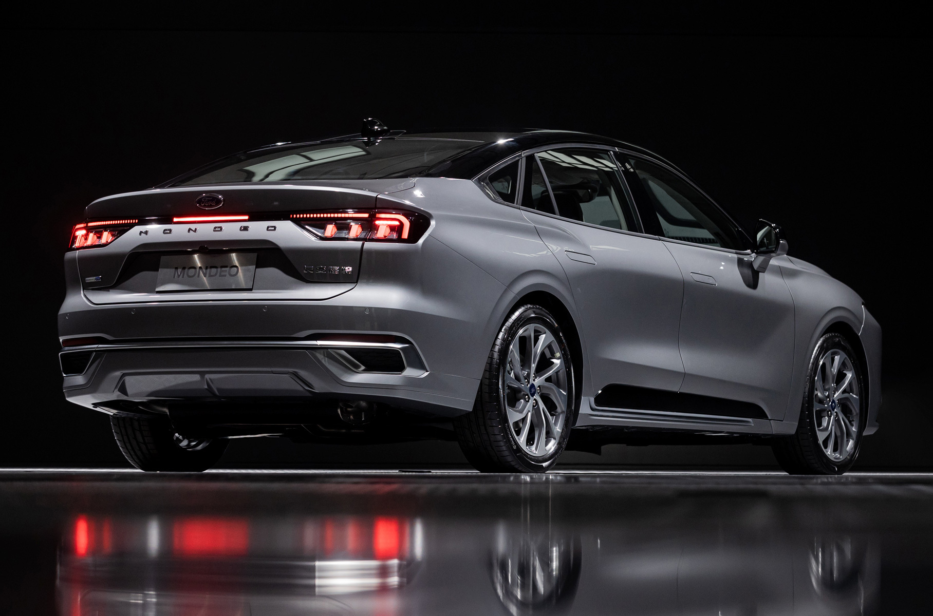 Нынешнее поколение представлено в КНР в начале прошлого года. Машина стала чуть крупнее предшественника. Она получила облик в новой фирменной стилистике и большой экран в салоне, объединяющий в зависимости от исполнения два или три дисплея.