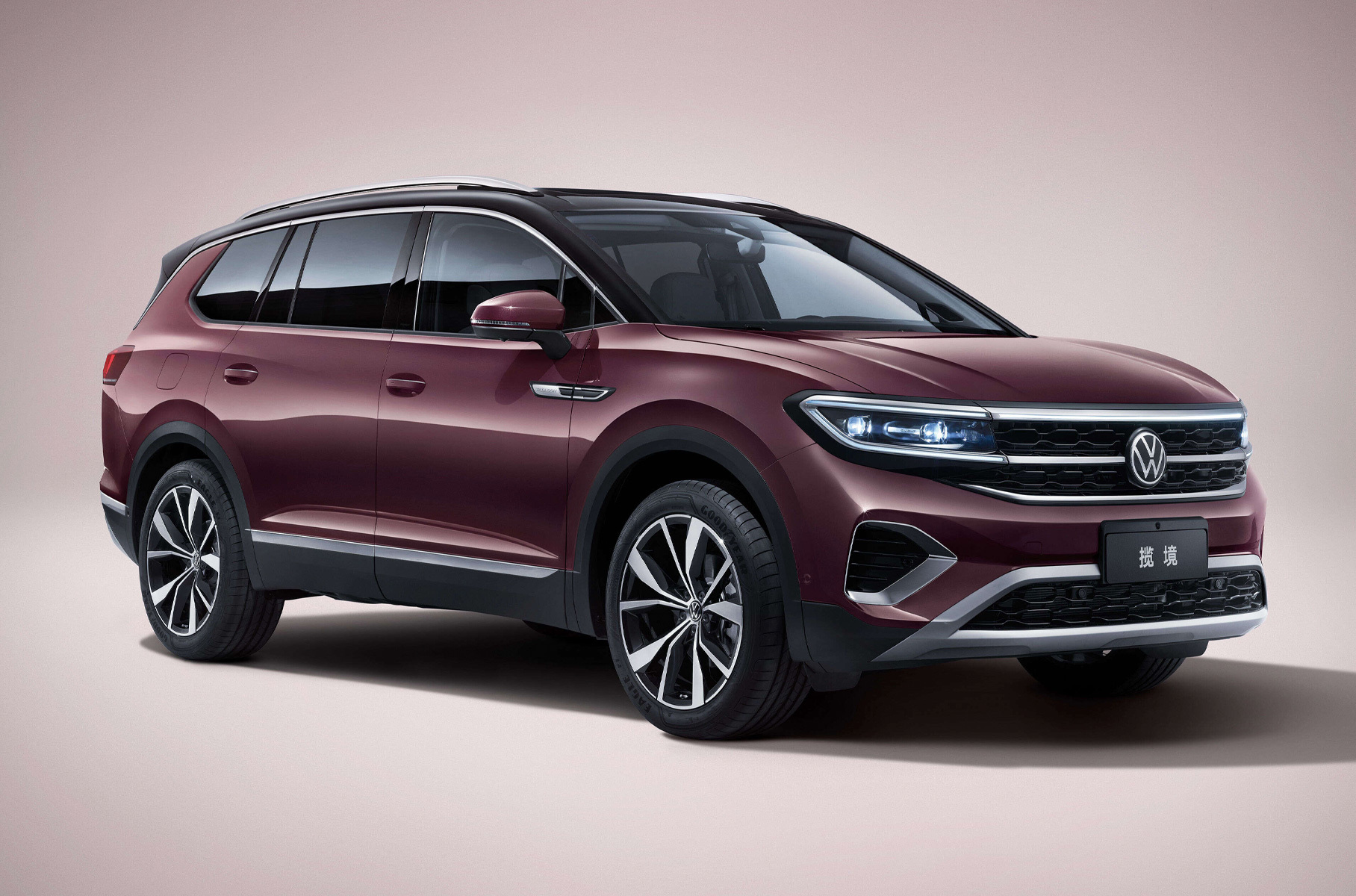 ###  В России [появился](https://motor.ru/news/vw-talagon-12-01-2023.htm) самый крупный кроссовер марки. 5,15-метровую машину с трёхрядным салоном оценили в 5,1 миллиона рублей, при этом все привезённые в страну экземпляры раскуплены заранее. Модель дебютировала почти два года назад.