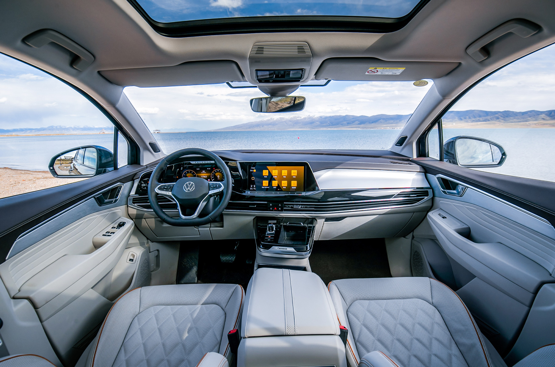 По длине автомобиль превосходит Teramont на 117 миллиметров. Колёсная база у них идентична, при этом оба вседорожника базируются на архитектуре MQB с поперечно установленным мотором. Выпуск Talagon налажен на СП FAW-Volkswagen, а Teramont делают на фабрике SAIC-Volkswagen.