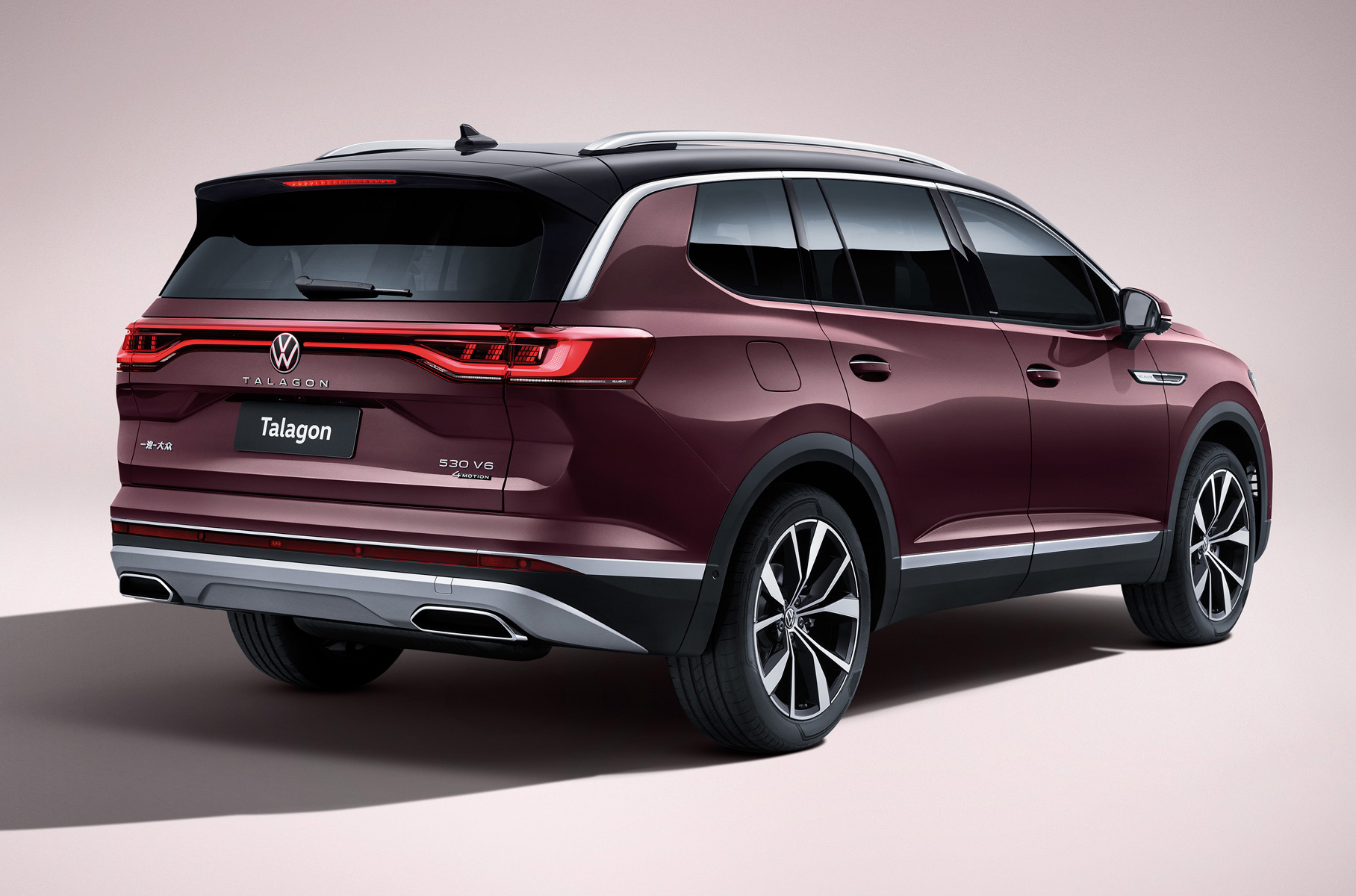 В комплектацию включены шесть подушек безопасности, адаптивный круиз-контроль, распознавание знаков, панорамная крыша, люк, электрический привод багажной двери, виртуальная приборная панель, мультимедиасистема с тачскрином диагональю 12 дюймов, обогрев передних кресел и наружных зеркал, акустика с восемью динамиками и прочее.