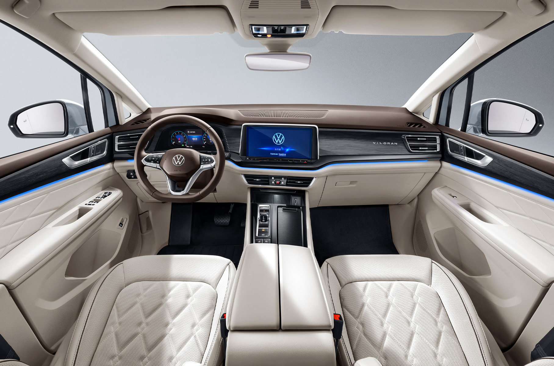 На нашем рынке доступно всего одно исполнение с 2,0-литровым 220-сильным турбодвигателем, семидиапазонным «роботом» и передним приводом.