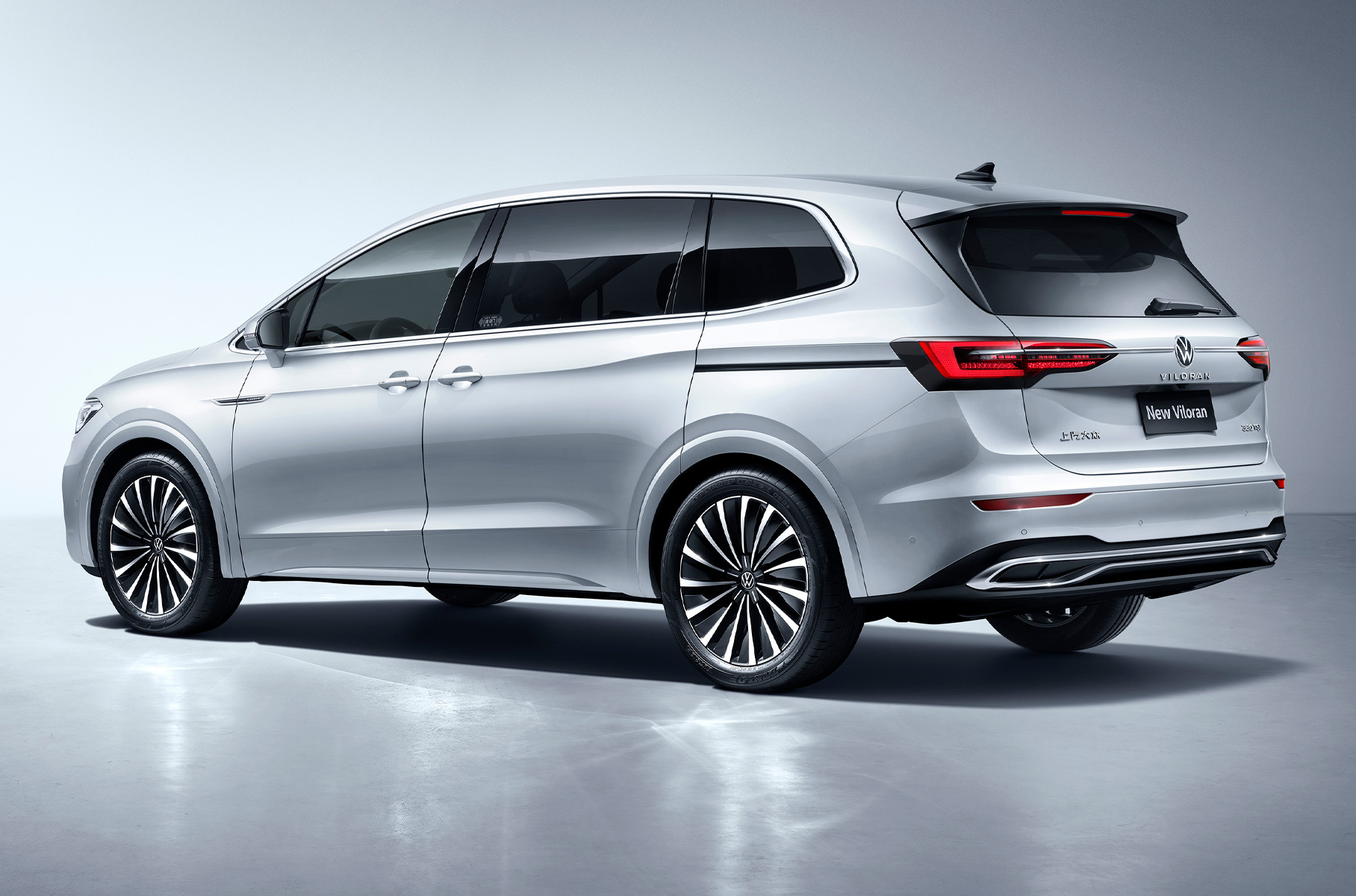 В комплектацию входят виртуальные приборы, многозонная климатическая система, раздельные сиденья второго ряда с электрорегулировками, акустика с восемью динамиками, кожаный руль и так далее.