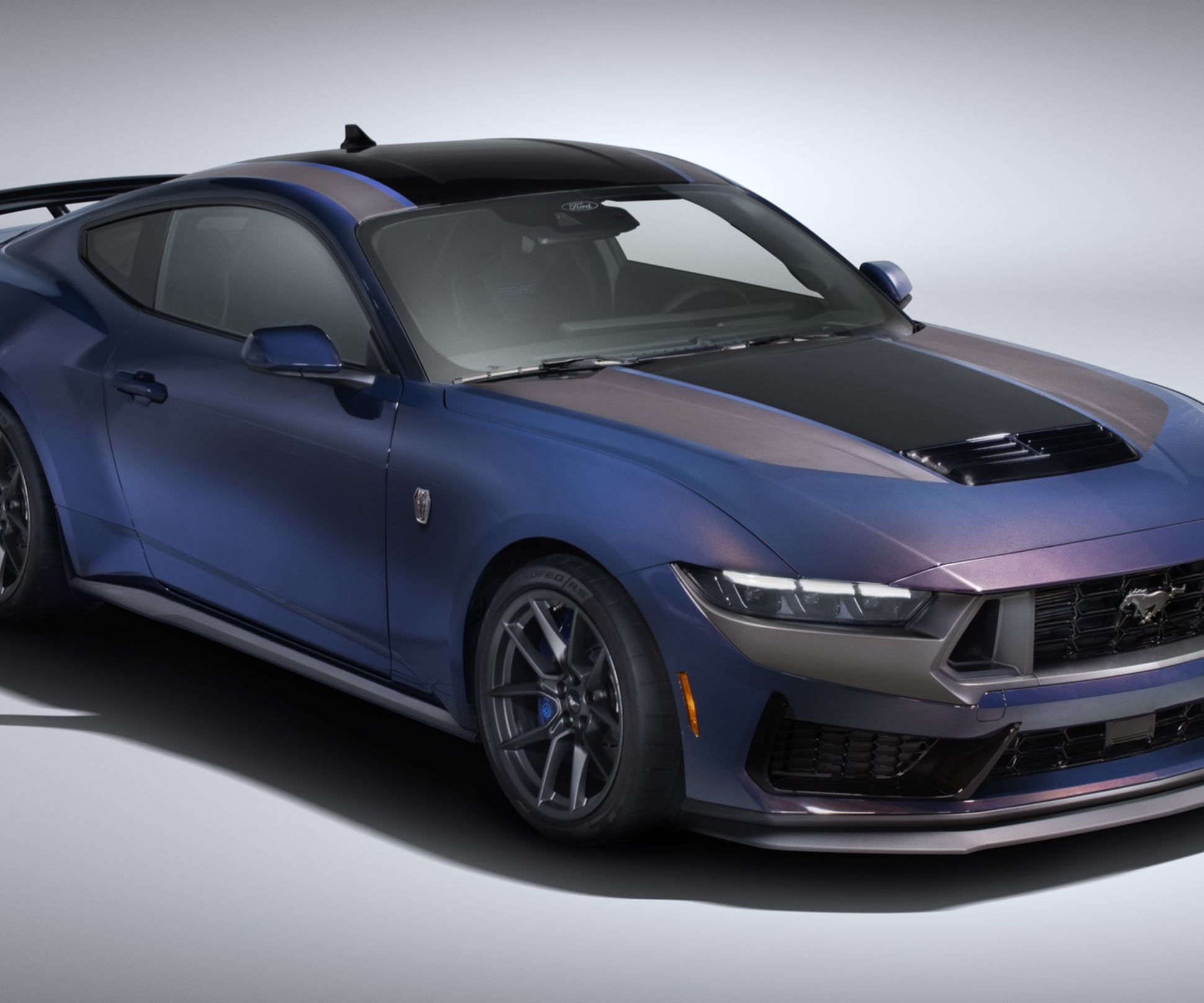 Краска со смещением цвета и титан: новые подробности о Ford Mustang Dark  Horse — Motor