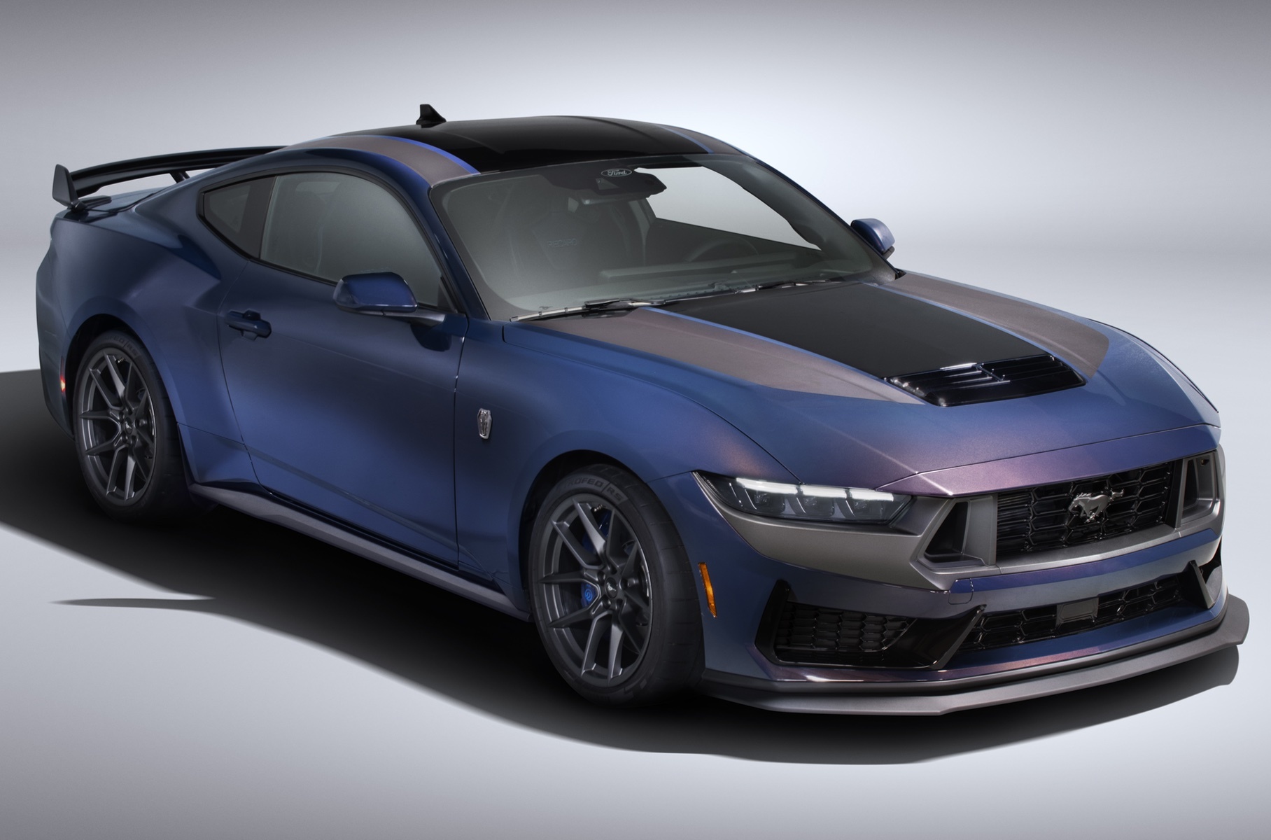 Краска со смещением цвета и титан: новые подробности о Ford Mustang Dark  Horse — Motor