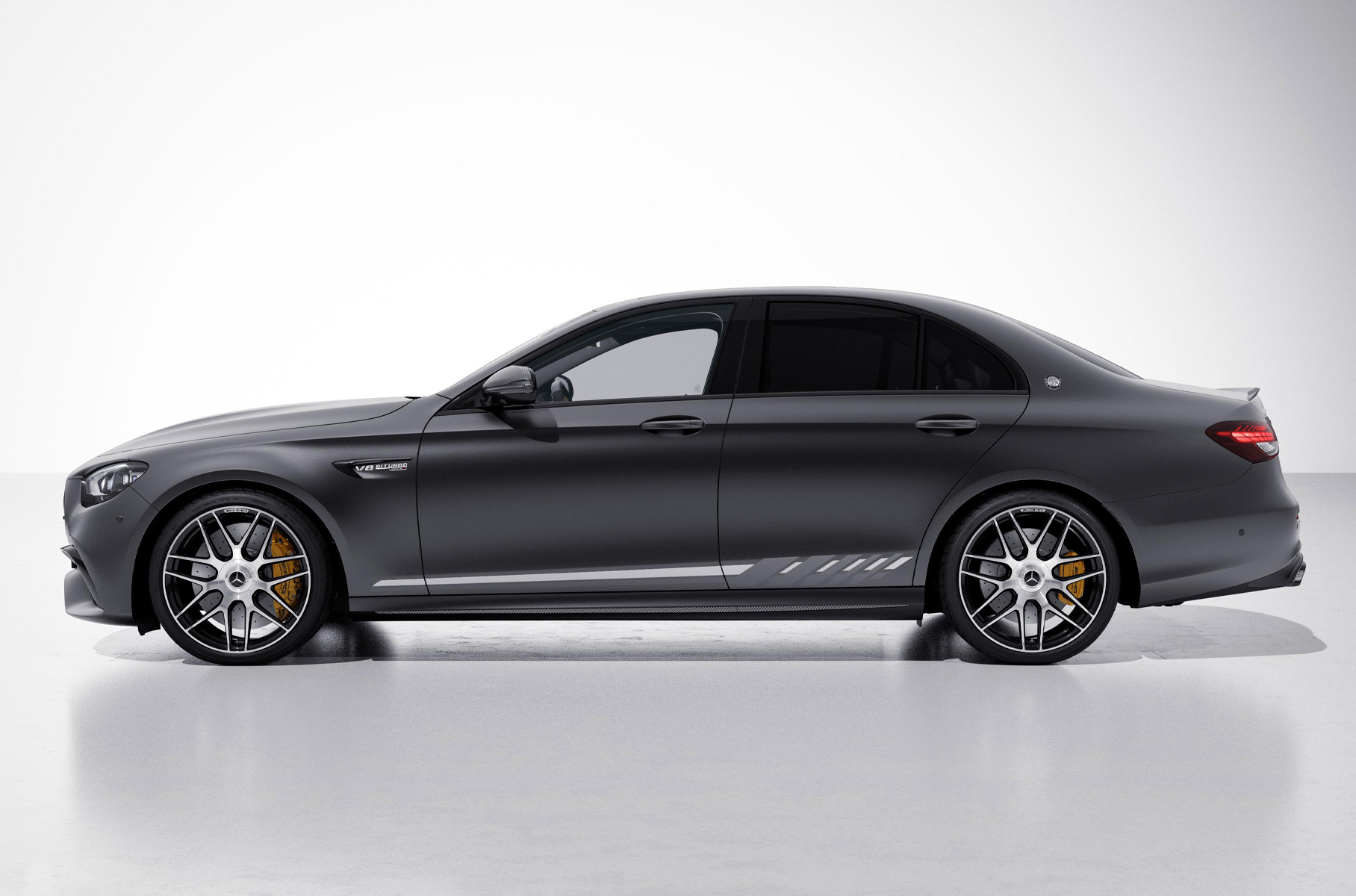 В конце прошлого года [показано](https://motor.ru/news/e63-japan-24-12-2022.htm) ещё более редкое исполнение: в Японии появятся всего 50 таких седанов.