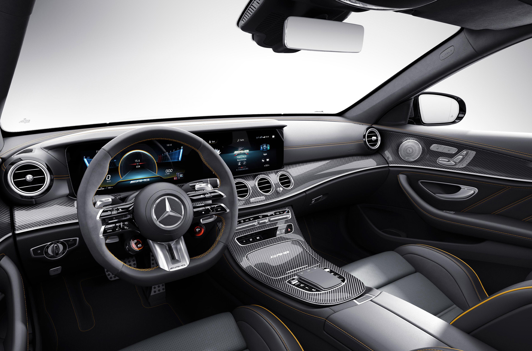 Кузов окрашен в матовый оттенок Graphite Grey Magno, а ещё добавлены набор AMG Night Package и диски диаметром 20 дюймов. Чёрная кожа в интерьере сочетается с контрастной жёлтой строчкой, декор углепластиковый.