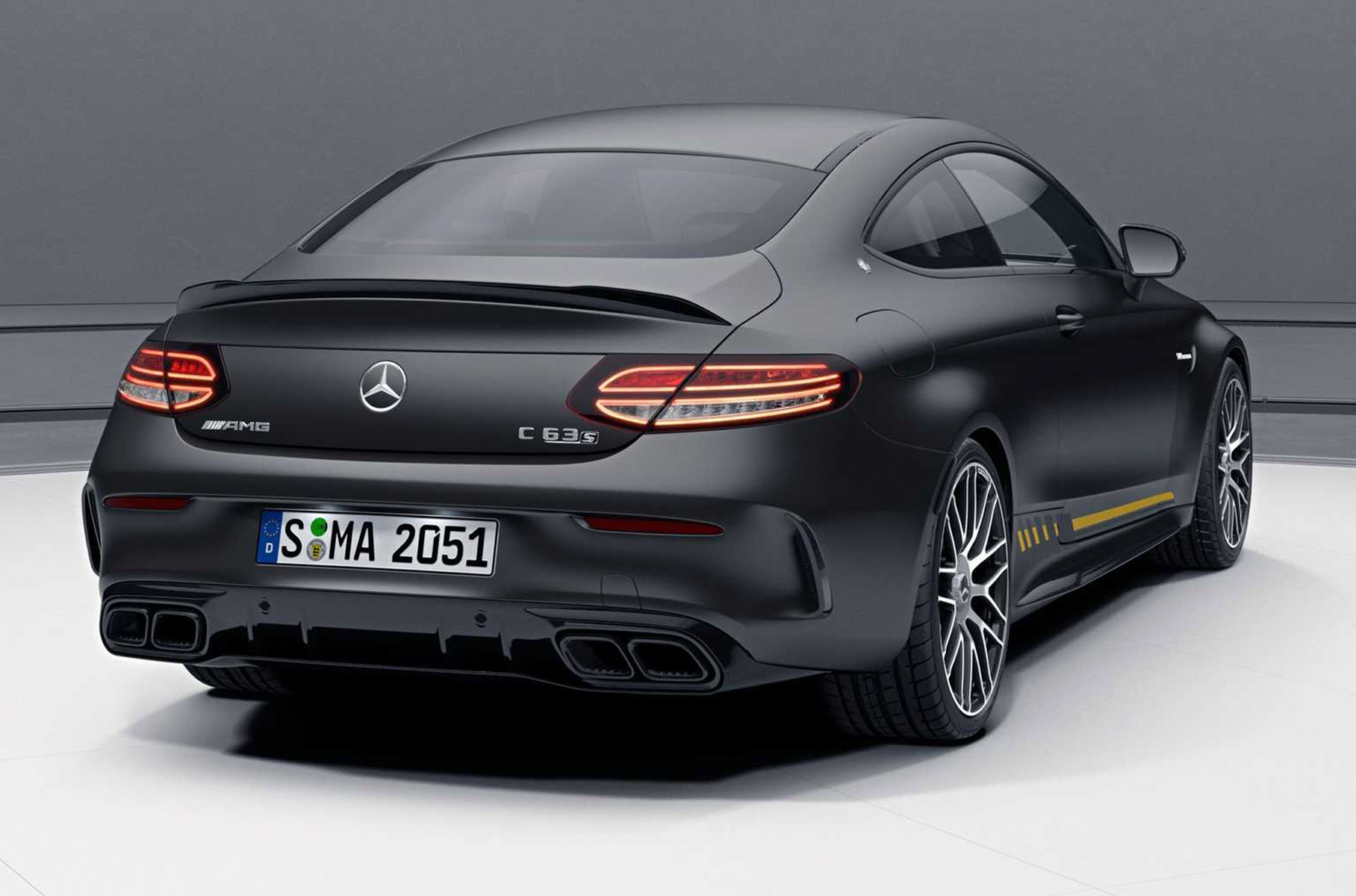 Кузова выкрашены в колер Graphite Grey из палитры Manufaktur и дополнены декором в жёлтом и тёмно-сером цвете. Кроме того, добавлены аэродинамические элементы из набора Exterior Carbon Package и особые колёсные диски диаметром 19 дюймов на передней оси и 20 дюймов на задней.