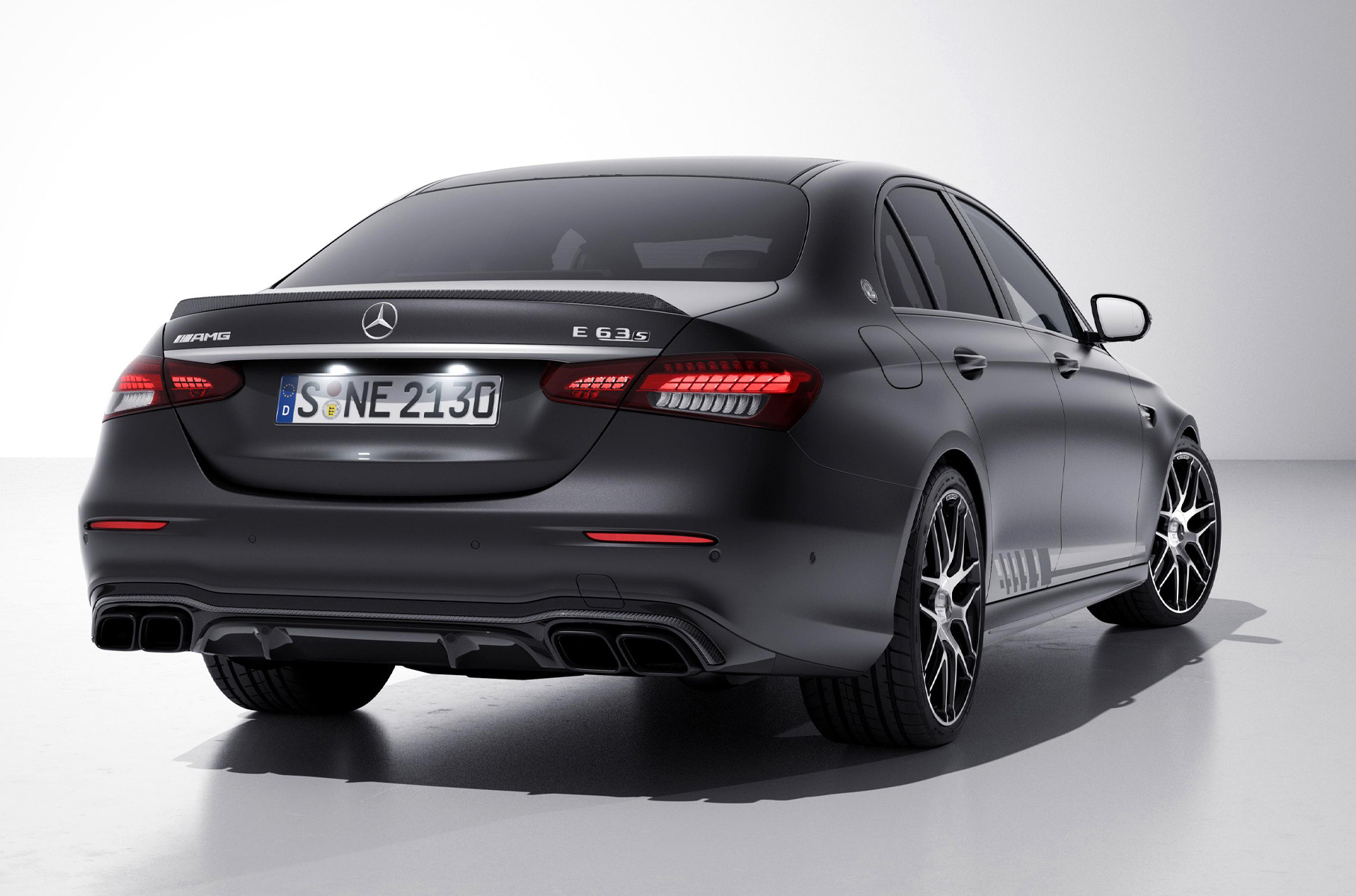 Техника прежняя: наддувный бензиновый V8 объёмом 4,0 литра и мощностью 612 лошадиных сил совмещён с девятиступенчатым автоматом, привод полный. 25 машин получат правый руль, ещё 25 — левый.