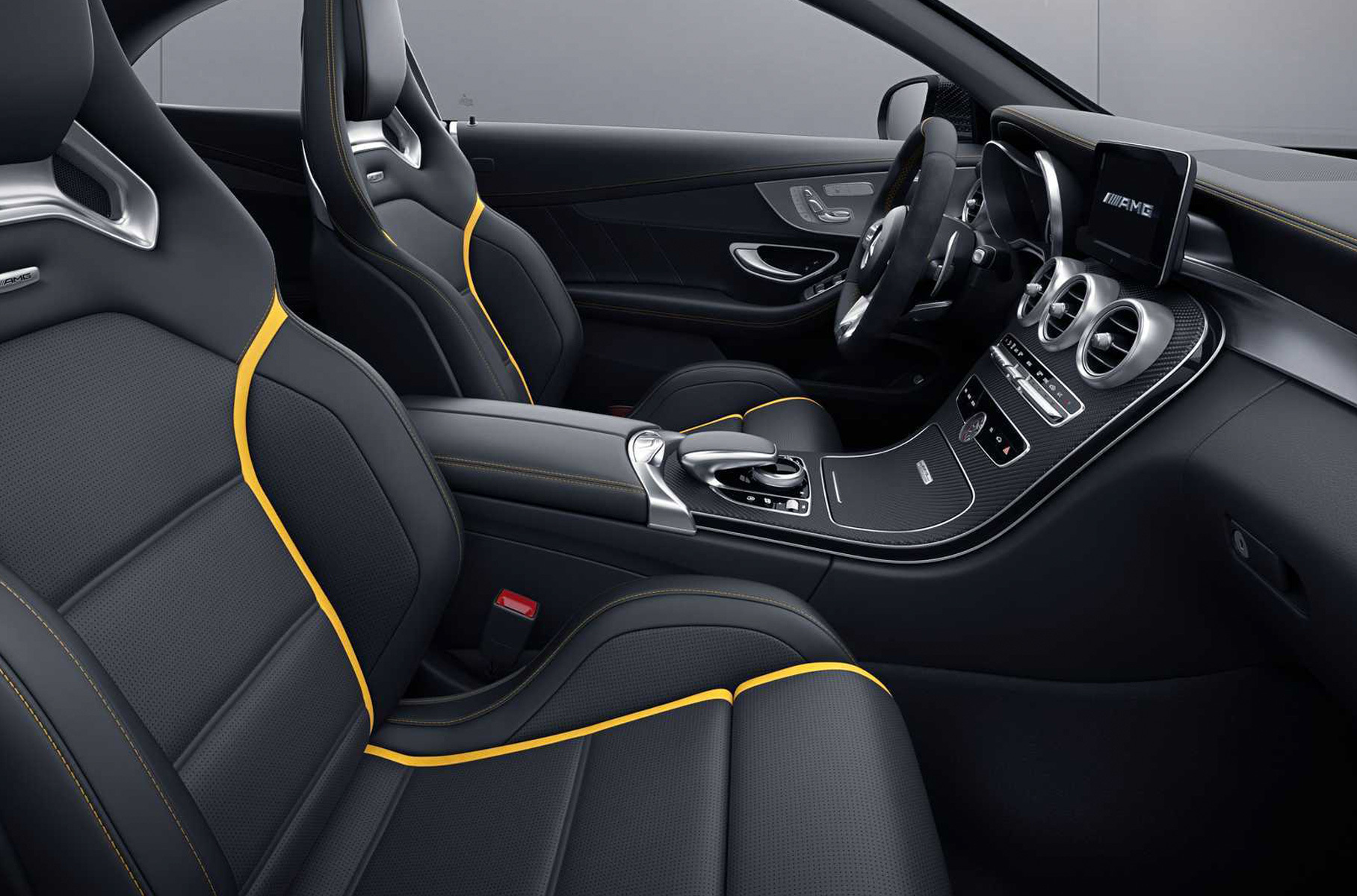 Техника стандартная: на C 63 S 4,0-литровый наддувный V8 выдаёт 510 лошадиных сил, на E 63 S — 612 сил. Коробка передач — девятиступенчатый автомат.