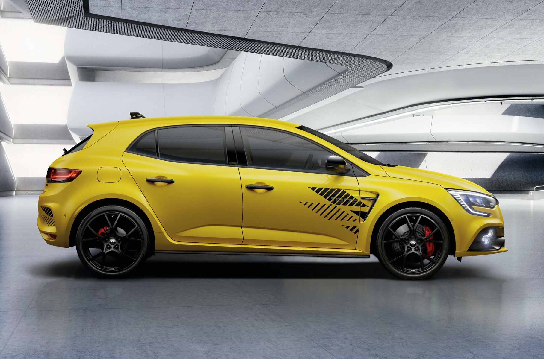 Лимитированное исполнение снабдили оригинальным декором и покрышками от R.S. Trophy R, но основой стал стандартный R.S. Trophy с 1,8-литровым турбодвигателем (300 лошадиных сил и 420 Нм), роботизированной коробкой передач и механическим дифференциалом Torsen.