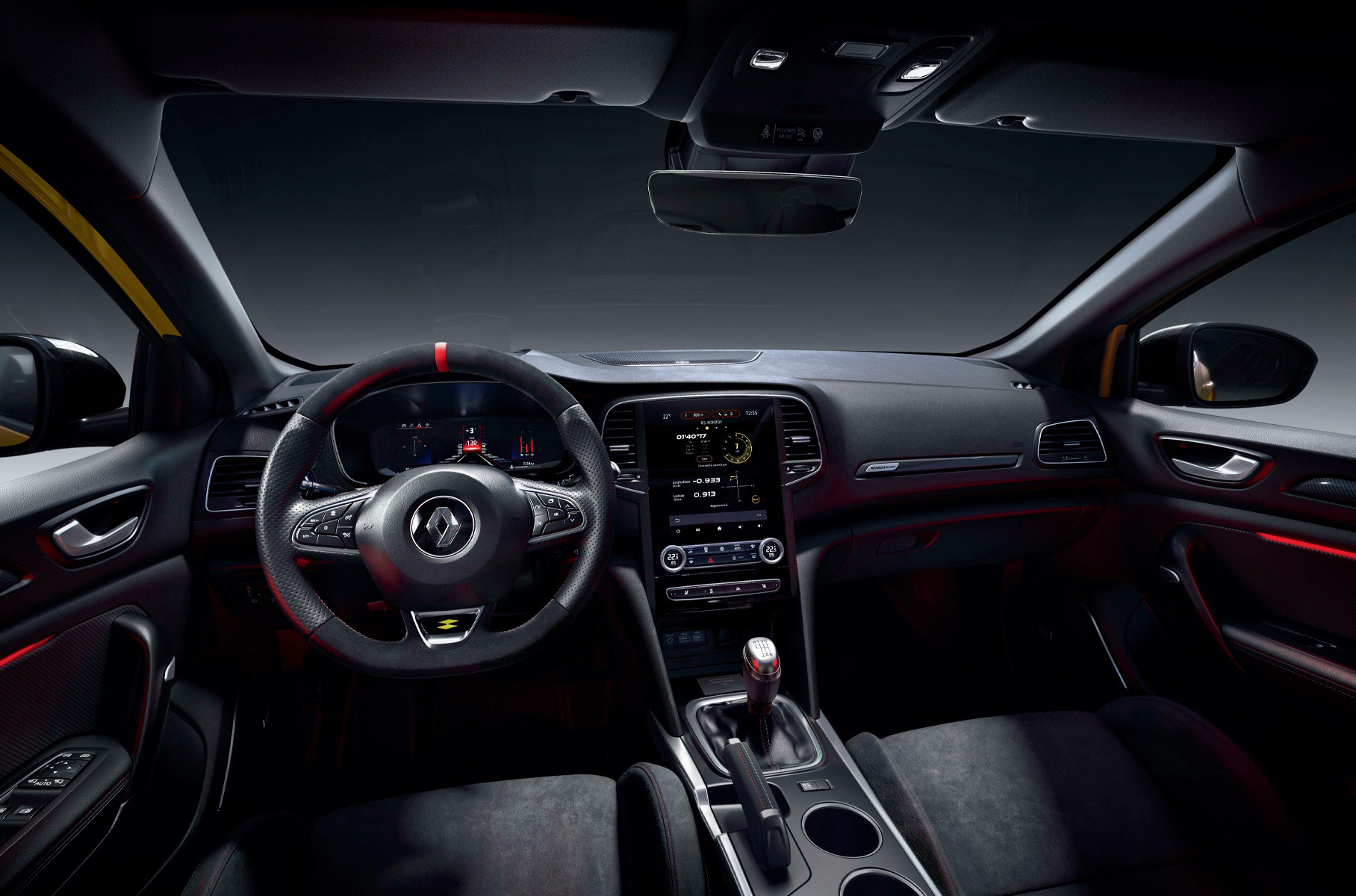 Уже в «базе» особый хэтчбек получил заниженное шасси, облегчённые диски диаметром 19 дюймов, амортизаторы с гидравлическими отбойниками и подруливающие задние колёса.