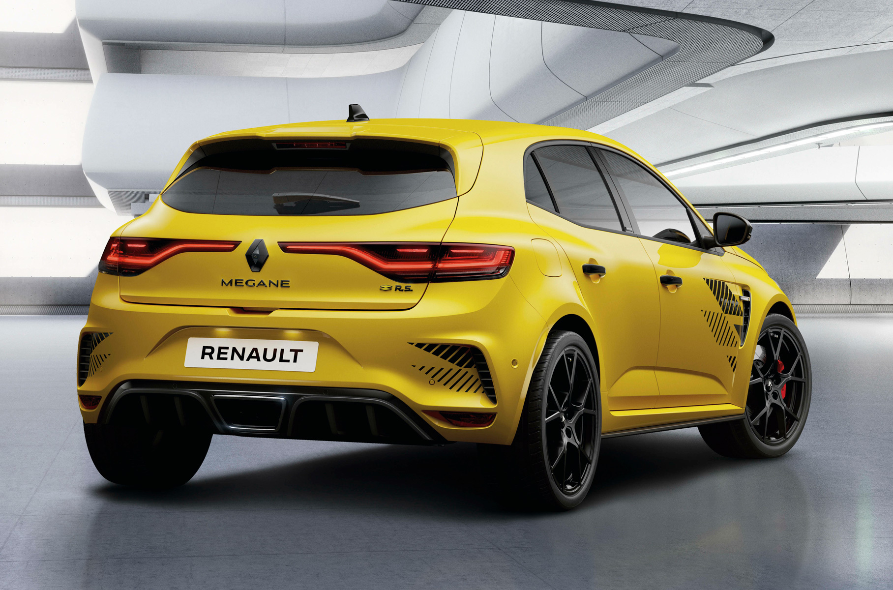 Внутри — отделанные алькантарой сиденья Recaro, приборная панель диагональю 10 дюймов, 9,5-дюймовый центральный тачскрин, телеметрия и акустика Bose.