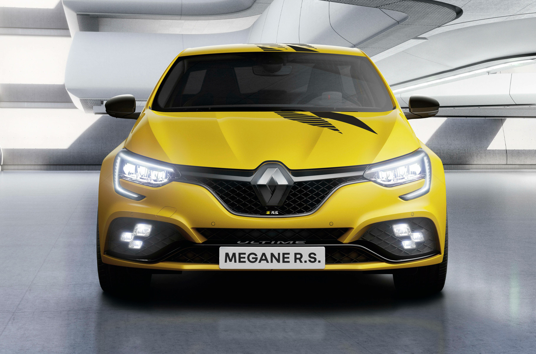 ###  Прощальная версия горячего хэтчбека [выйдет](https://motor.ru/news/meganers-ultime-11-01-2023.htm) тиражом 1976 единиц: цифра намекает на год создания отделения Renault Sport. В дальнейшем мощные Renault получат марку Alpine.