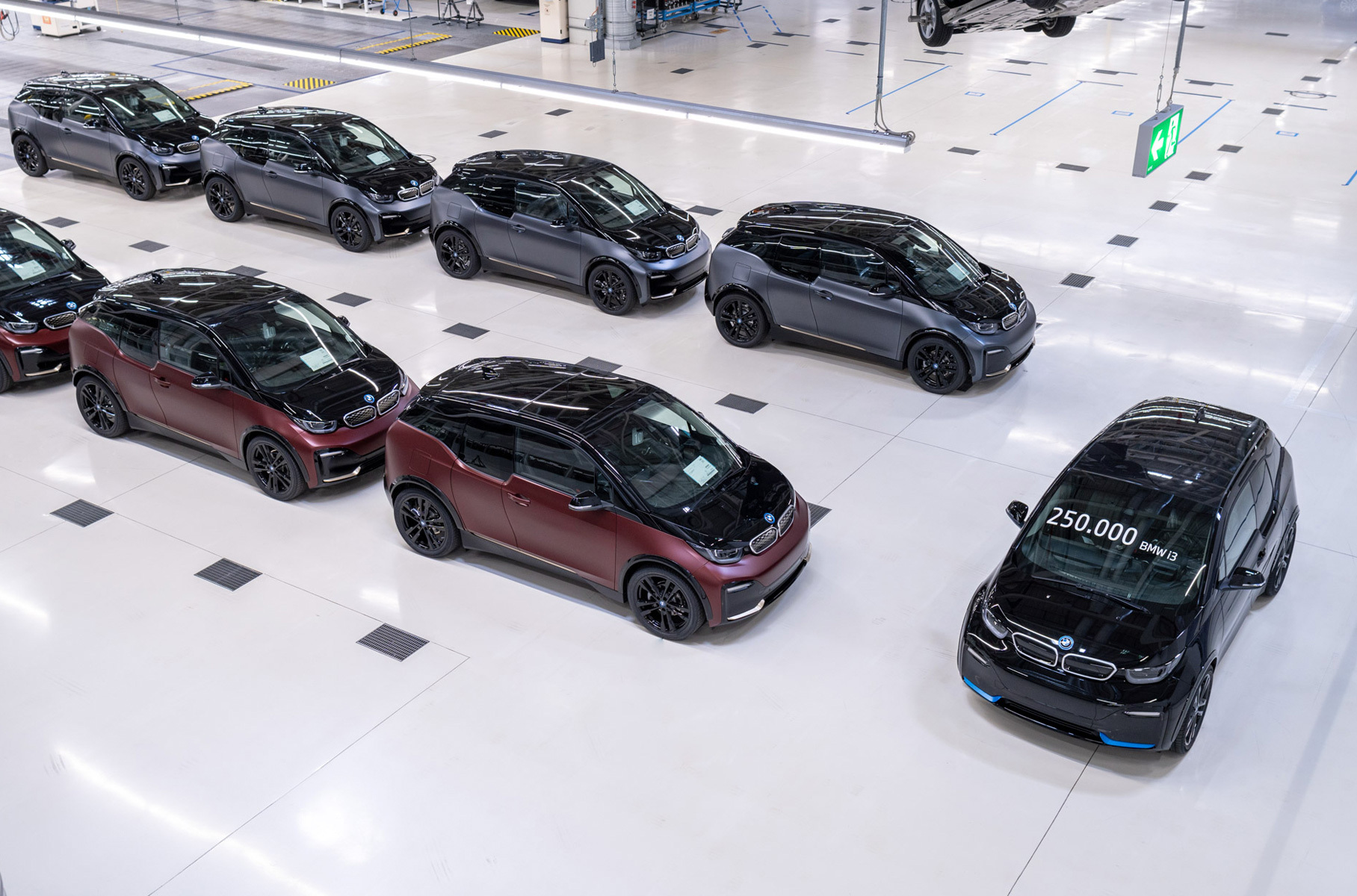 В комплектацию вошли 20-дюймовые колёса, стеклянная крыша, адаптивные диодные фары, обилие электронных помощников и кожаная отделка интерьера. За производством каждой машины мог наблюдать её будущий владелец.