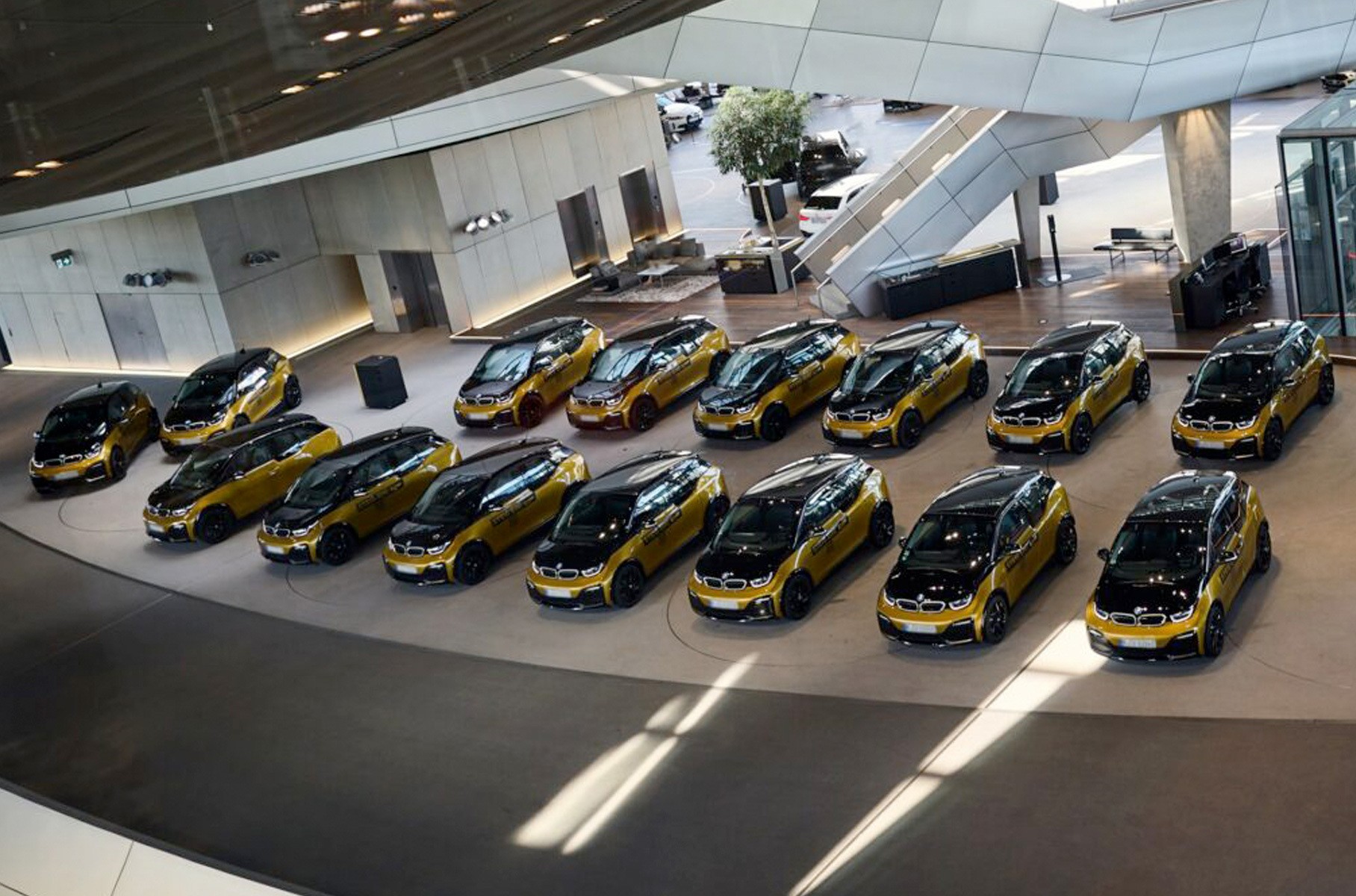 Месяцем позже баварская компания снова [простилась](https://motor.ru/news/lasti3-05-08-2022.htm) со своим первым серийным электромобилем, выпускавшимся восемь лет.