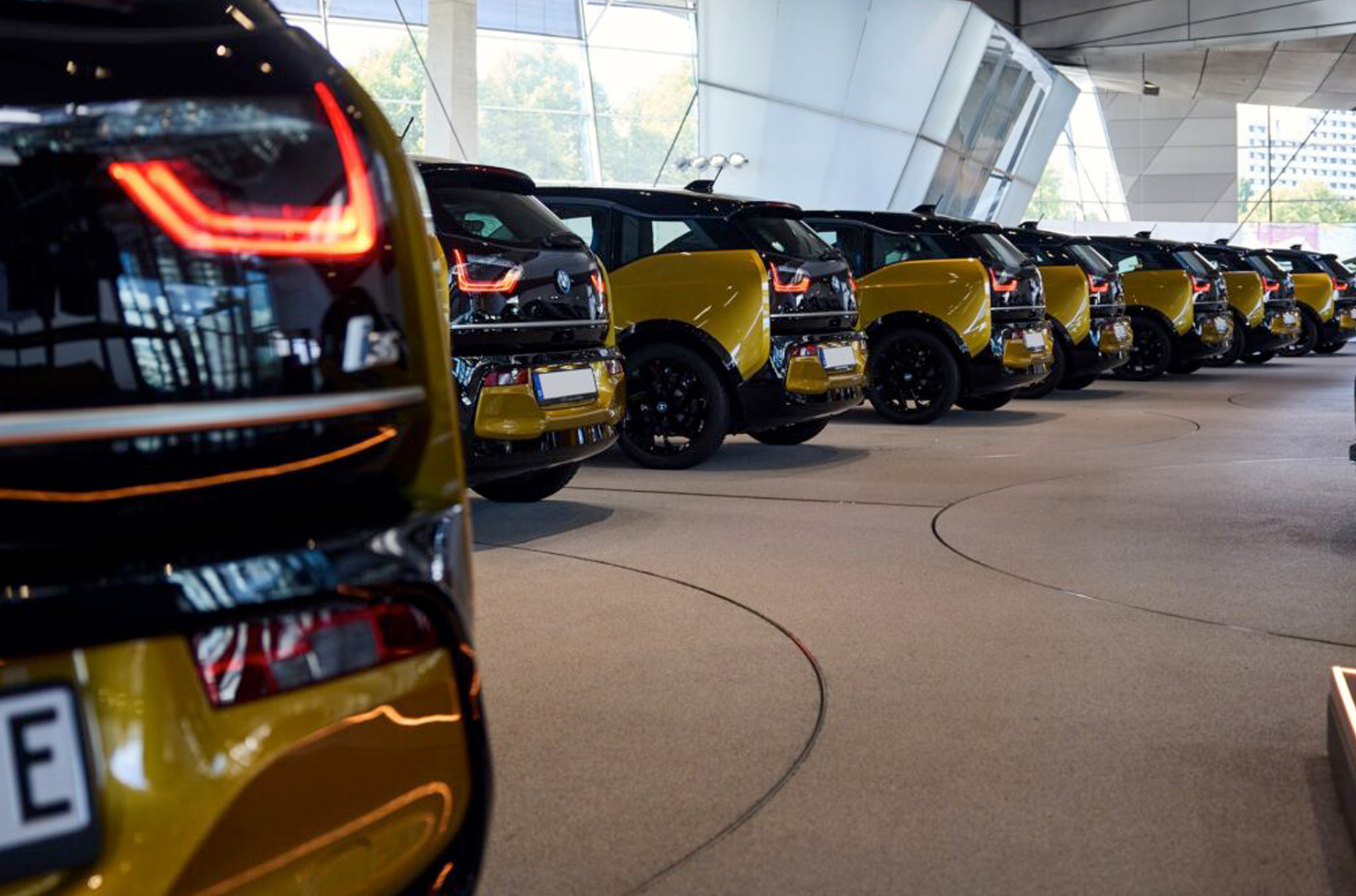 Приобрести спецверсию не удастся: все 18 экземпляров достались мюнхенской каршеринговой фирме. Кузова окрашены в золотистый цвет Galvanic Gold, контрастирующий с чёрными глянцевыми колёсными дисками, капотом, крышей и задней дверью.